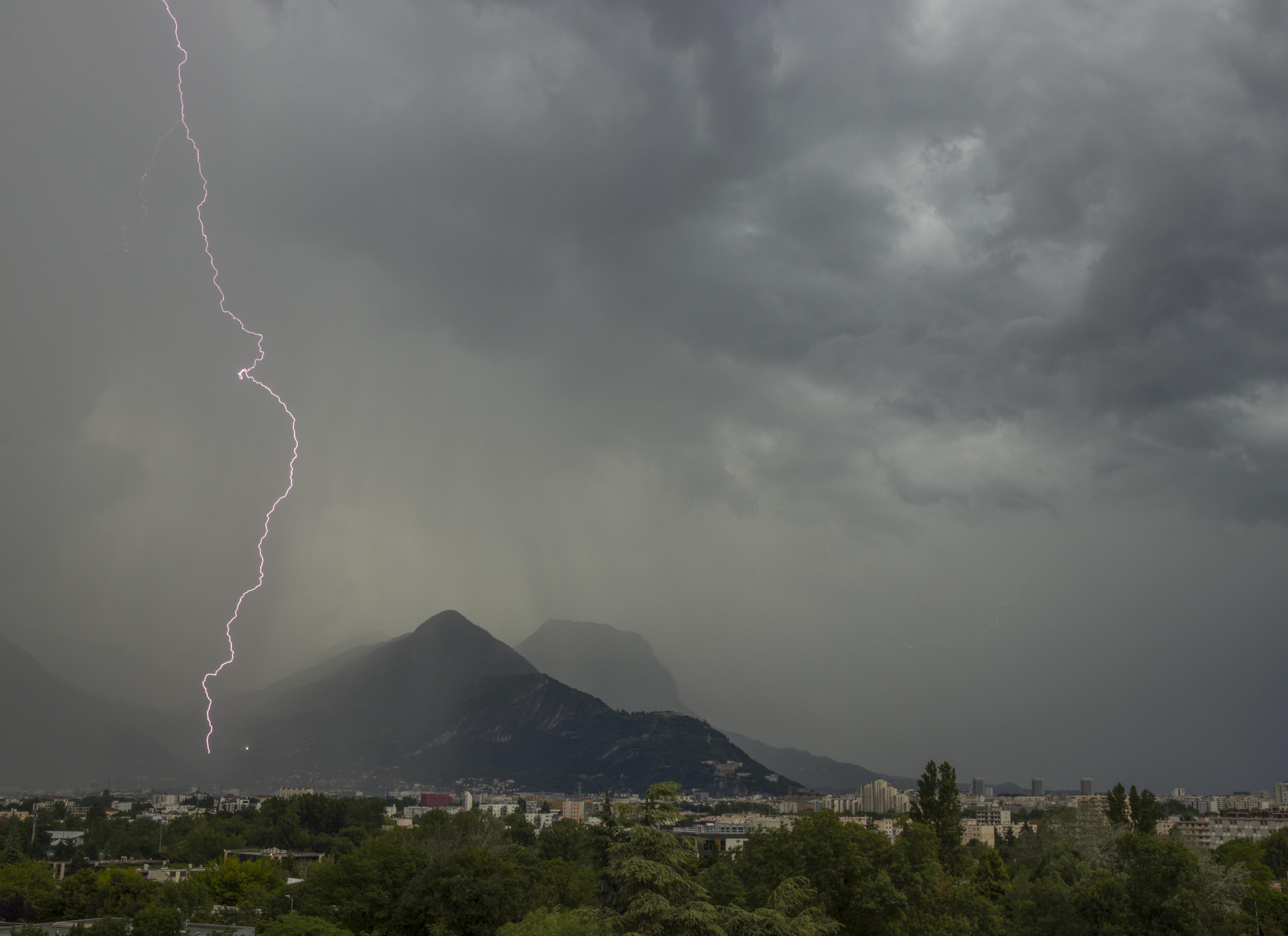 Les orages se succèdent ces derniers jours notamment sur la Chartreuse copieusement arrosé. - 03/06/2023 18:55 - frederic sanchis