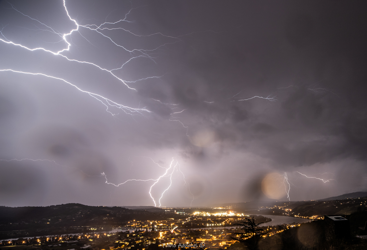 Orages en vallée du Rhône en soirée du 3 juin, depuis Condrieu (69). - 03/06/2023 23:00 - Fabio Aqualys