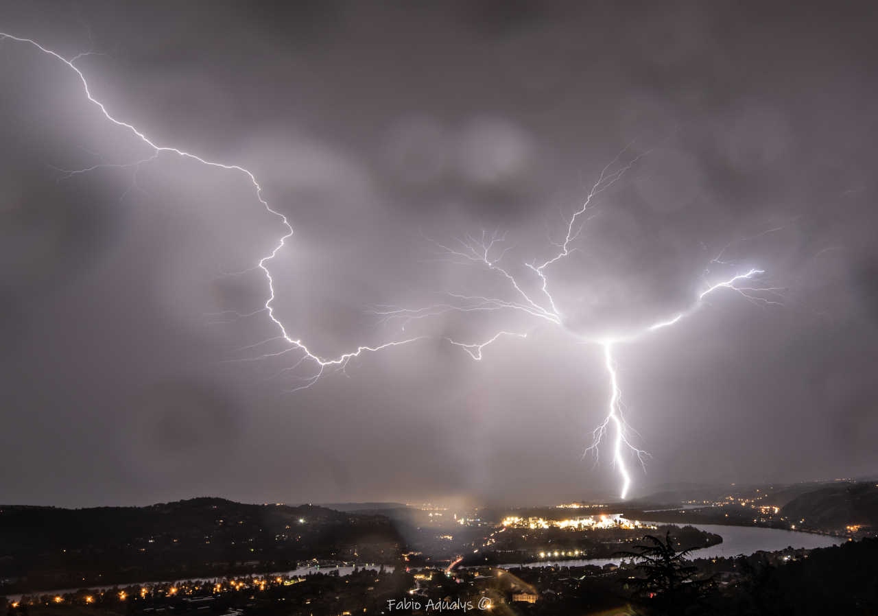 Orages en vallée du Rhône en soirée du 3 juin, depuis Condrieu (69). - 03/06/2023 23:00 - Fabio Aqualys