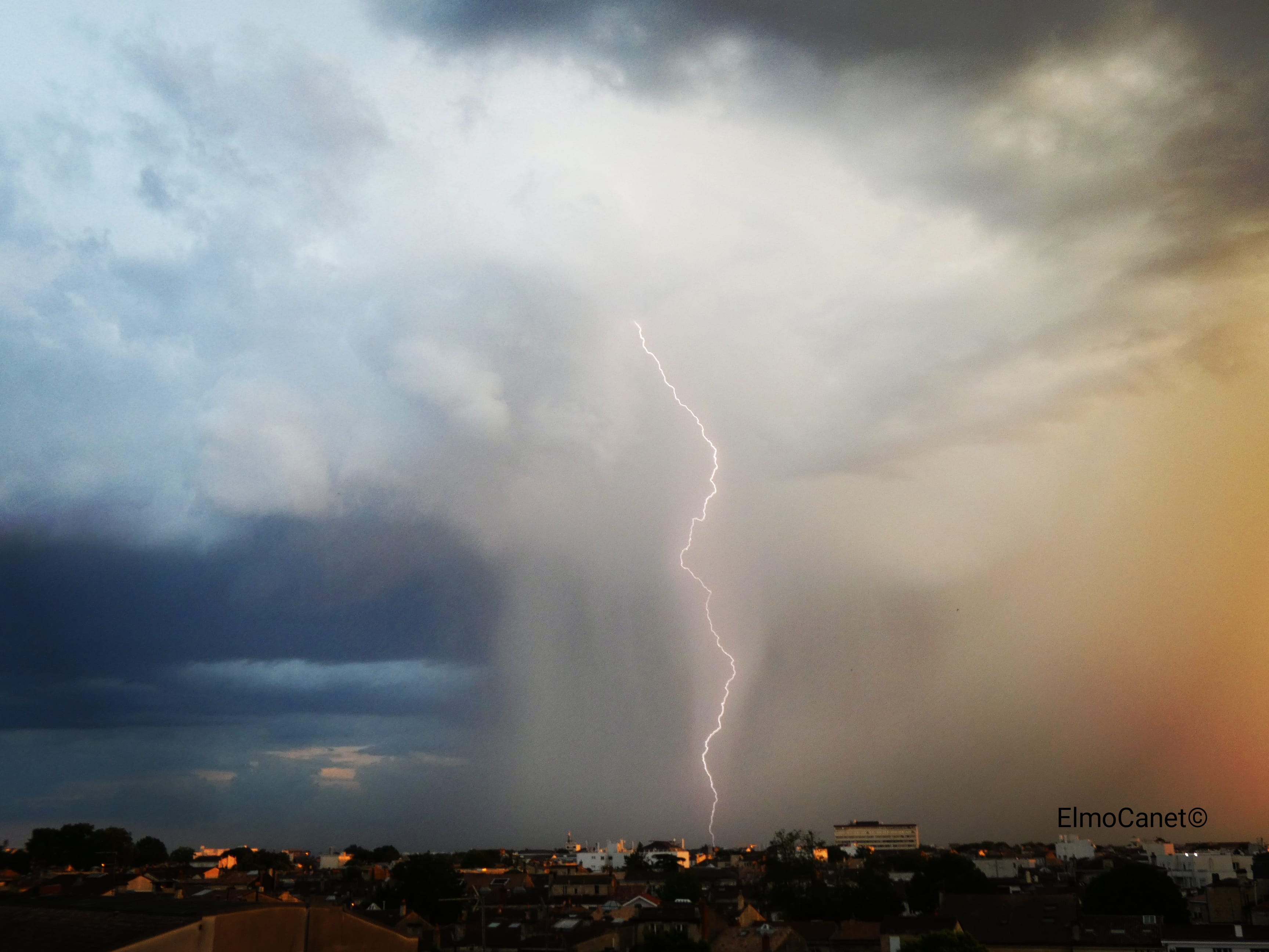 Cellule qui c'est développer rapidement au sud ouest de Bordeaux donnant de beau positif dont celui ci au milieu du rideau de pluie - 03/06/2023 22:15 - Elmo Canet