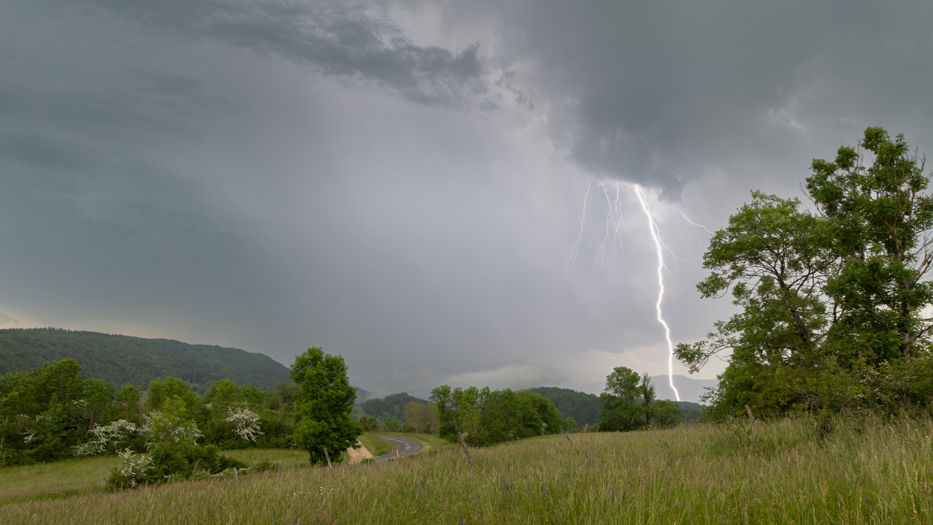 Orage sur le Haut Bugey le 3 juin - 03/06/2023 18:00 - etienne VANARET