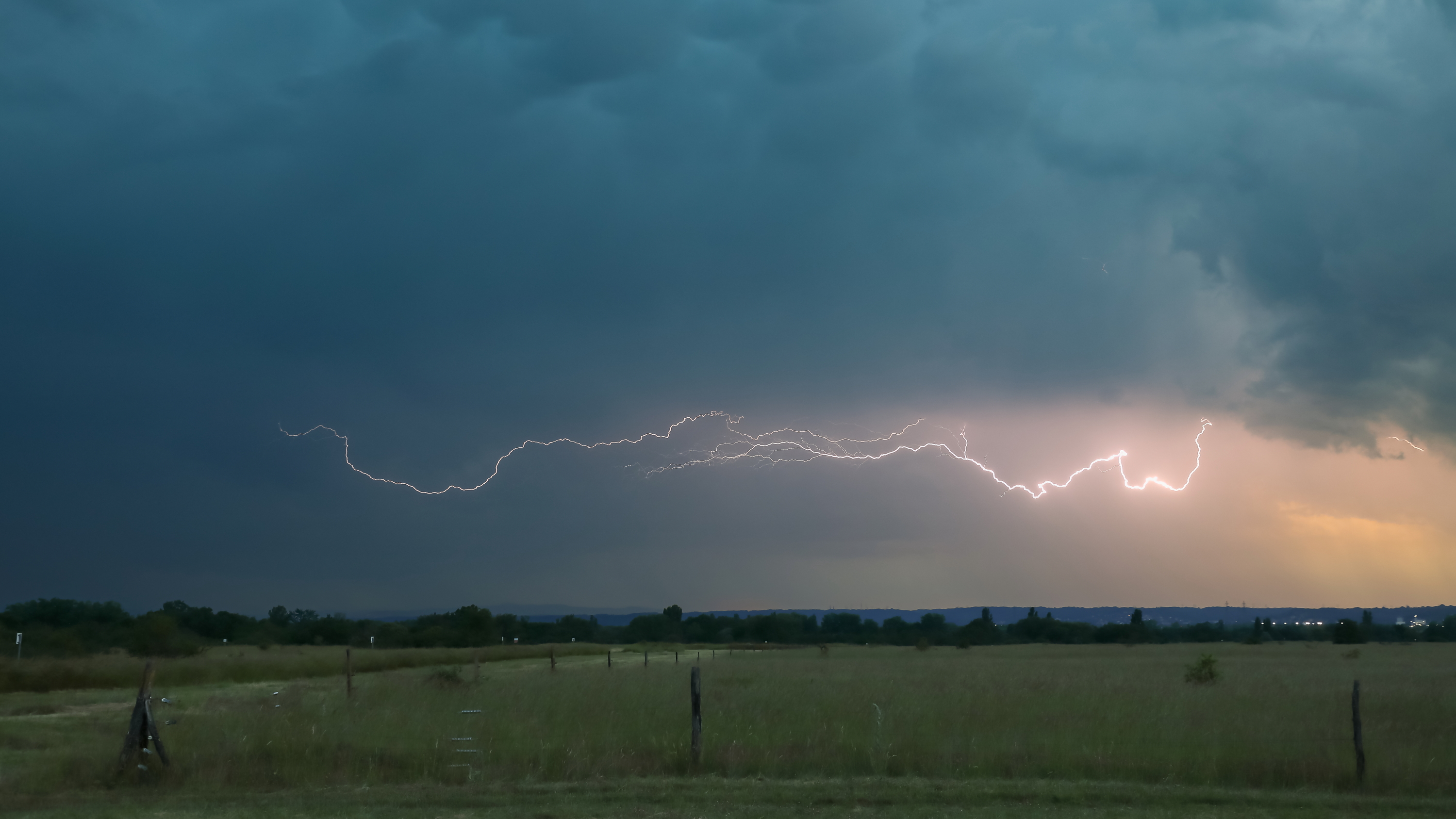 Orage en soirée le 3 juin, sur la région Lyonnaise, depuis la plaine de l'Ain - 03/06/2023 21:00 - etienne VANARET