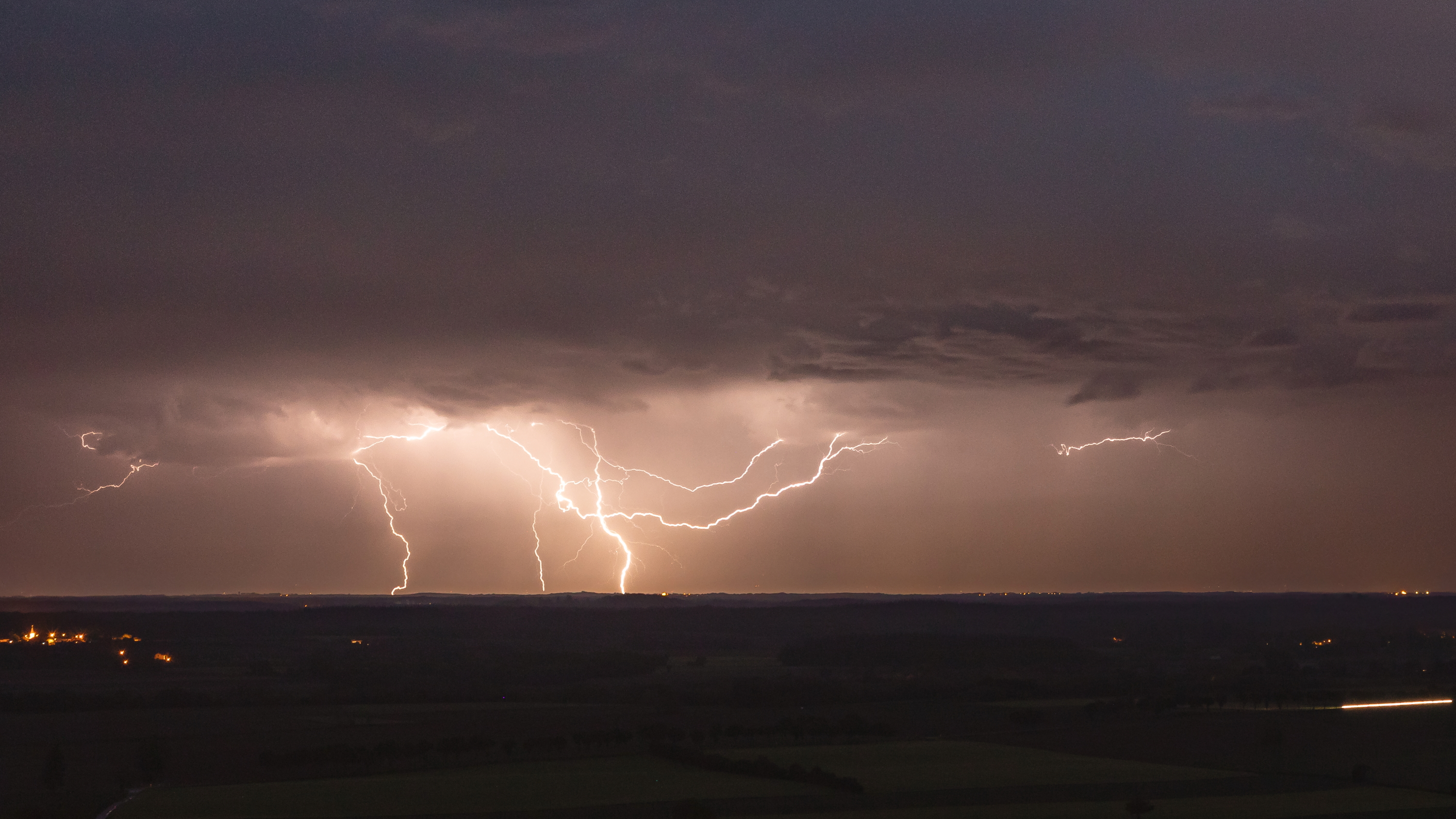 Orage du 3 mai en soirée, sur leVal de Saône - 30/11/-0001 00:00 - Etienne Vanaret