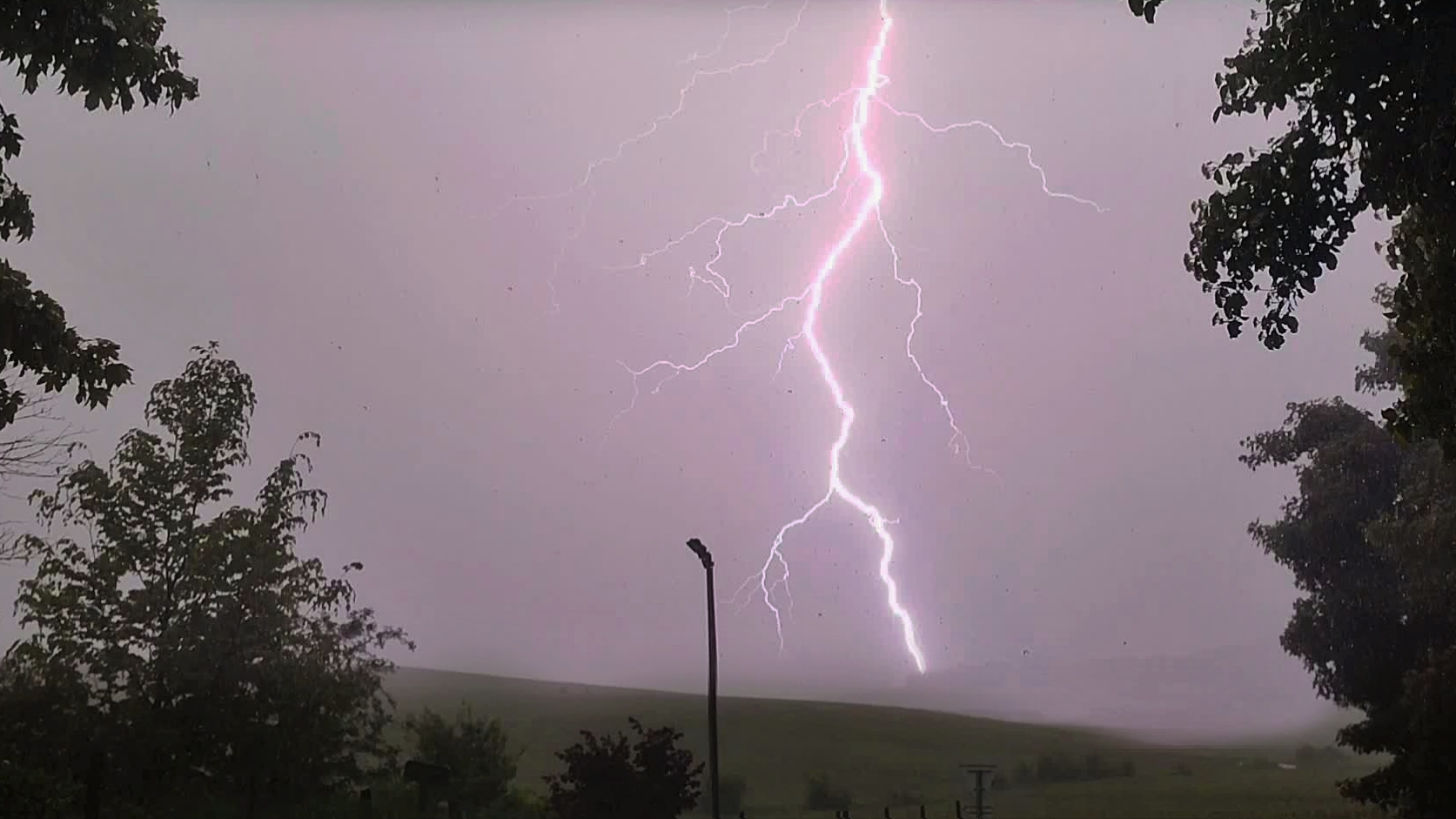 Mal positionné pour prendre la structure de l'orage en approche, j'ai malgré tout reussi de profiter d'un déluge de foudre et de grêle (localement jusqu'a 3cm) sur les vignobles d'Epernay - 03/05/2025 18:10 - Bouaziz Kassian