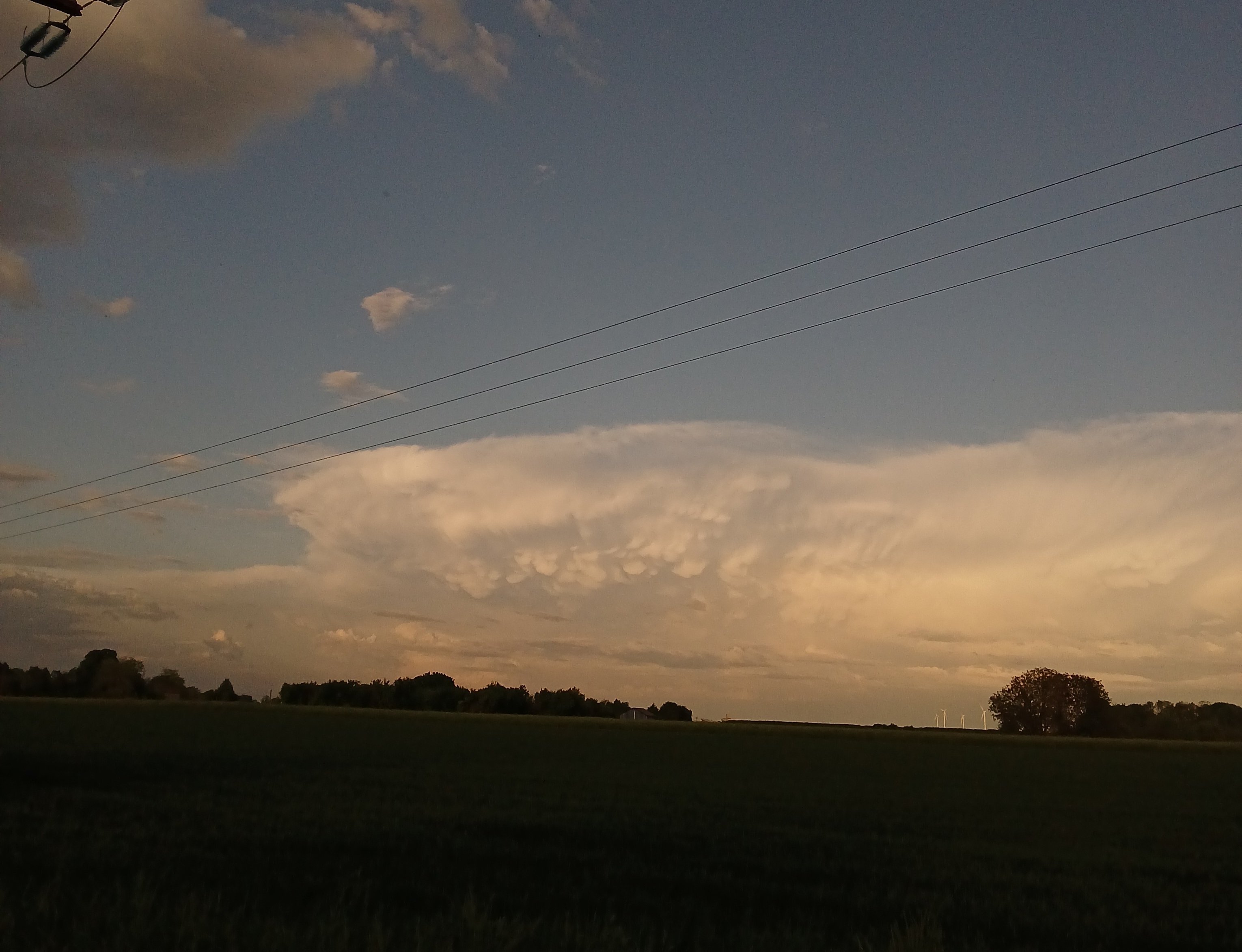 Mammatus lors d'une dégradation orageuse dans l'aube pres de la commune de Romilly-sur-seine - 03/05/2025 19:57 - Gabriel Hering