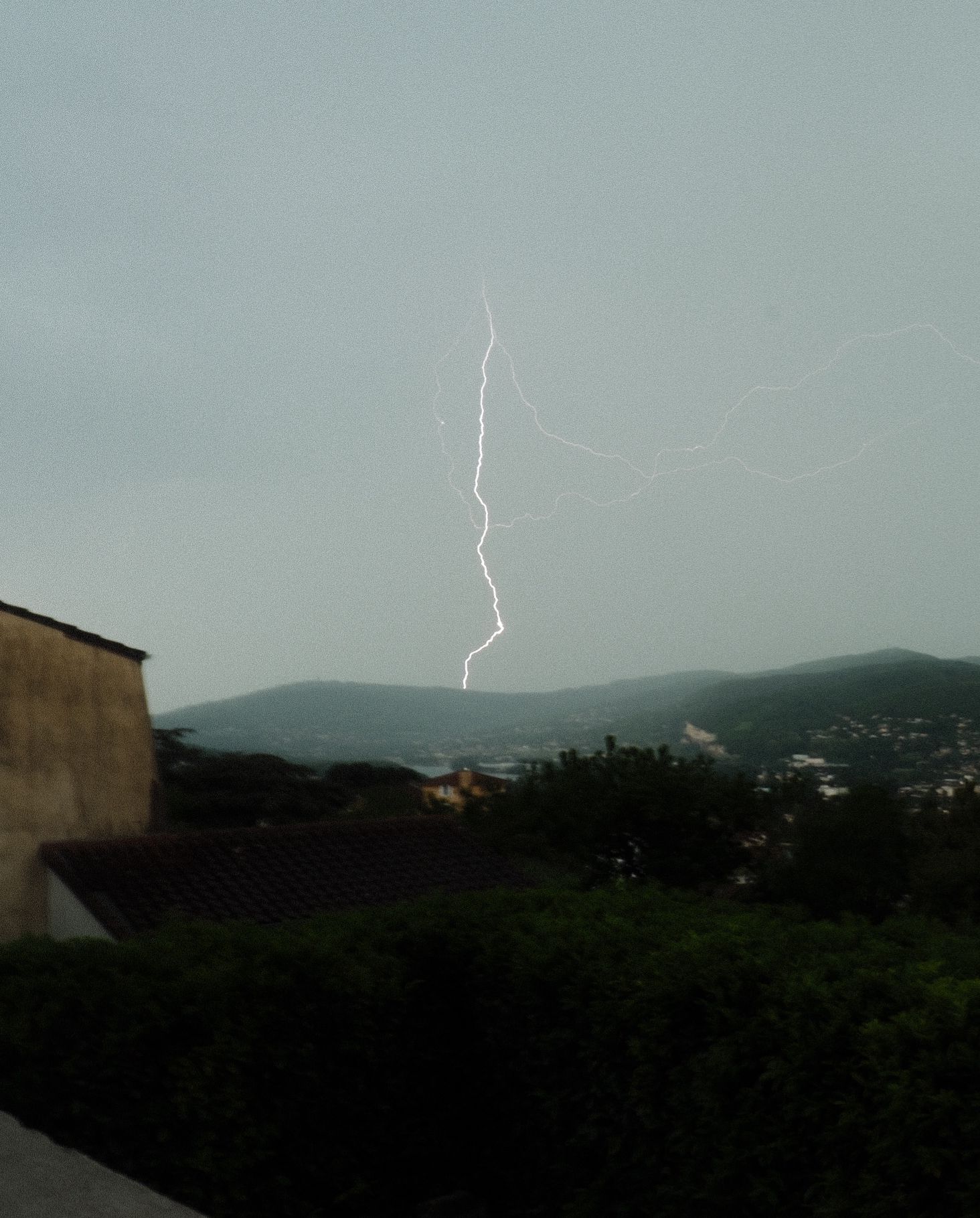 Impact de foudre sur les Mont d’Or, au nord de Lyon - 03/05/2025 18:21 - Tom Lahetjuzan