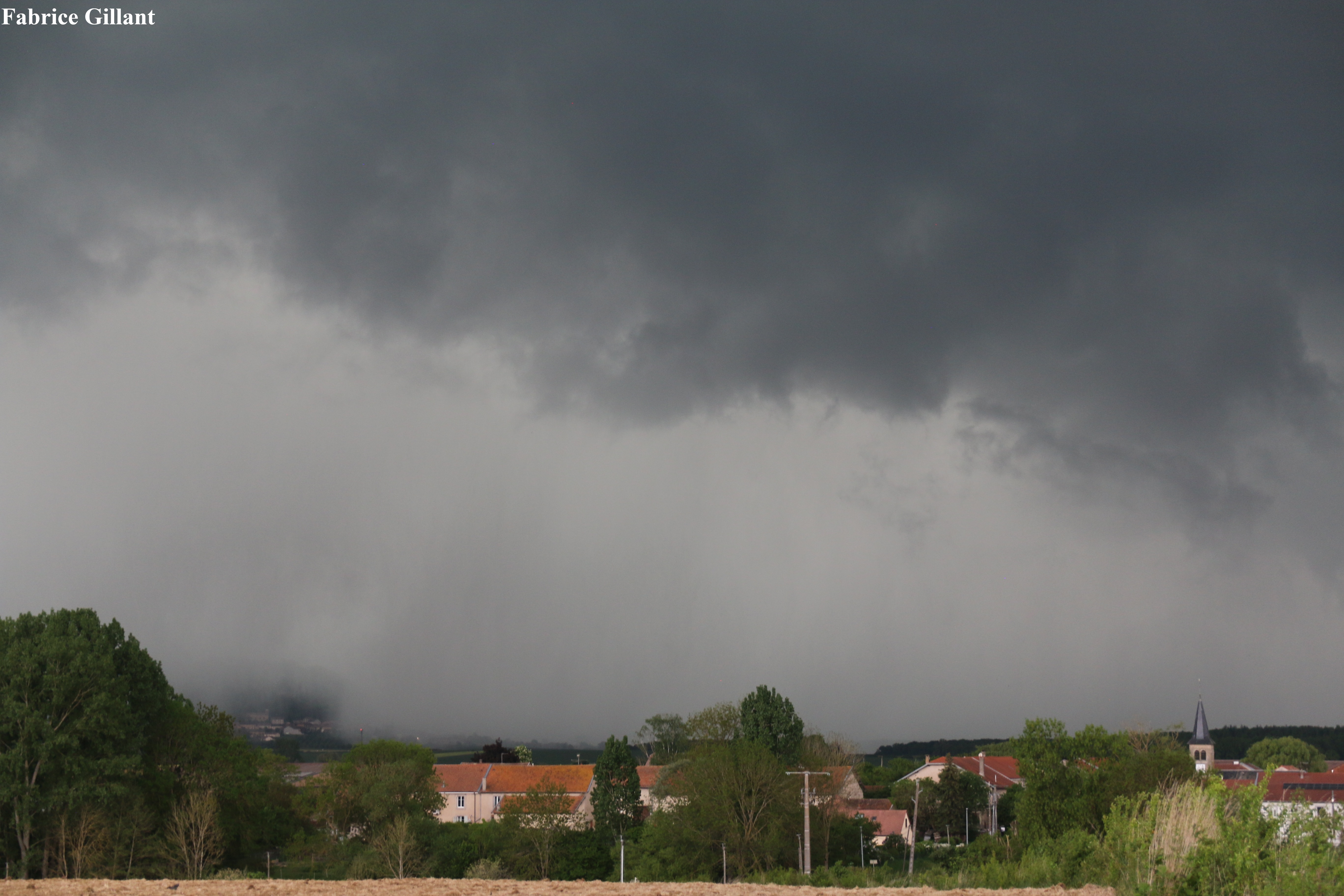 Une vague d'orages traverse la France ce week-end du samedi 03 mai 2025, mettant fin à l'épisode de temps estival débuté mardi passé. J’ai donc suivi l'évolution de ces orages qui auront abordé le département du nord de la Meuse depuis 15 heures. Et qui sur le début de la soirée un monstre et arrivée sur ma position d’observateur météo de terrain qui m'a permis de prendre avec ma nouvelle cellule de déclenchement foudre qui aura été efficace et ma première photo d’un impact aura été réalisée suivi d’autre inter-nuageux l’orage était impressionnant avec son arrivée massive ou la cellule de déclenchement d’orage aura fait fonctionner mon appareil à photo ou il aura déclenché 1680 photos que des lueurs au sein de l’orage qui le tonnerre était en continu dingue digne d’un orage USA et une fois qu’il aura survolée la zone ou je me suis planquée derrière un massif arbuste la grêle avec de gros moreau de diamètre de 2 à 3 cm sont tombé avec violence heureusement cela n’a pas durée puis suivi d’une violente rafale et accompagnée de pluie torrentielle et suivi de nouveau de grêle, mais de plus petit diamètre. Cet orage aura finalement été bref. Ces orages auront été plus violents du côté de la Meurthe-et-Moselle et de la Moselle avec plus de grêles de gros diamètre. Comme la photo de Grêle du côté d’Essey-et-Maizerais. Non loin de chez moi 
Photo via Julie V. Et aussi grosse grêle observée sur la côte de Delme (57). - 03/05/2025 20:30 - Gillant Fabrice