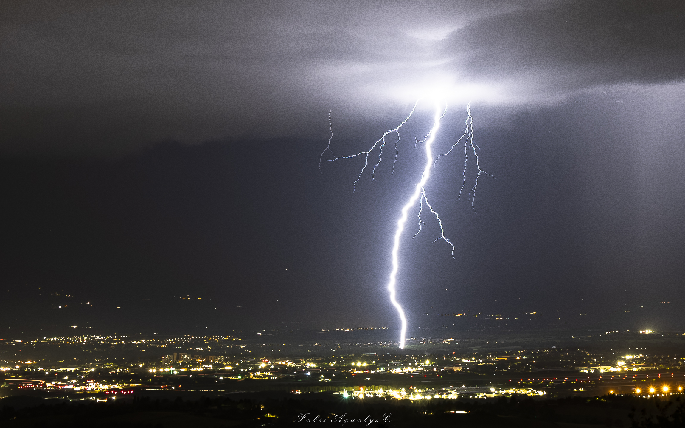 Les orages se succèdent sur la Loire entre 15h et 1h, impact positif derrière l'aéroport d' Andrézieux-Bouthéon. - 03/05/2025 23:30 - Fabio Aqualys