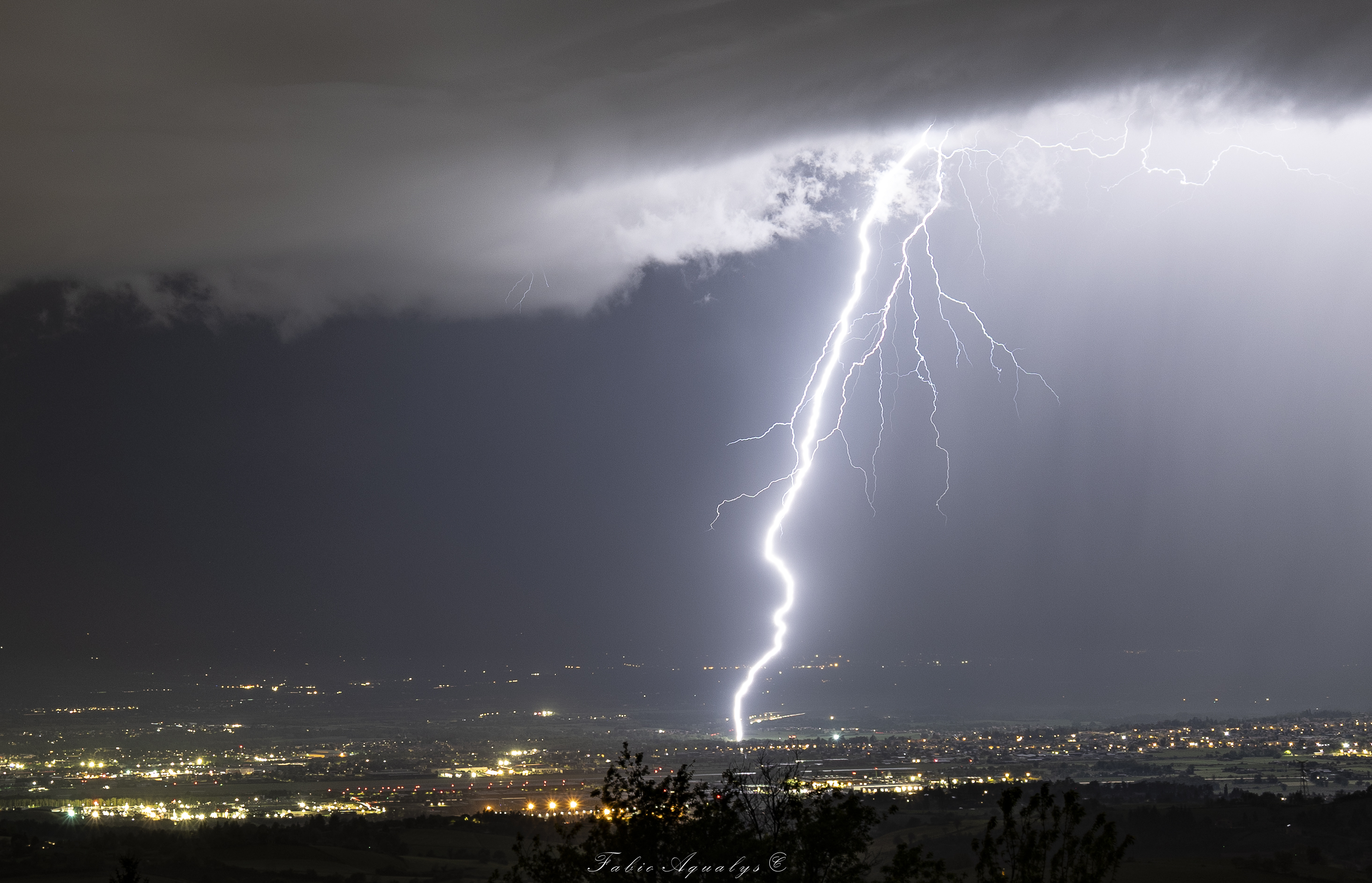 Les orages se succèdent sur la Loire entre 15h et 1h, impact positif derrière l'aéroport d' Andrézieux-Bouthéon. - 03/05/2025 23:30 - Fabio Aqualys