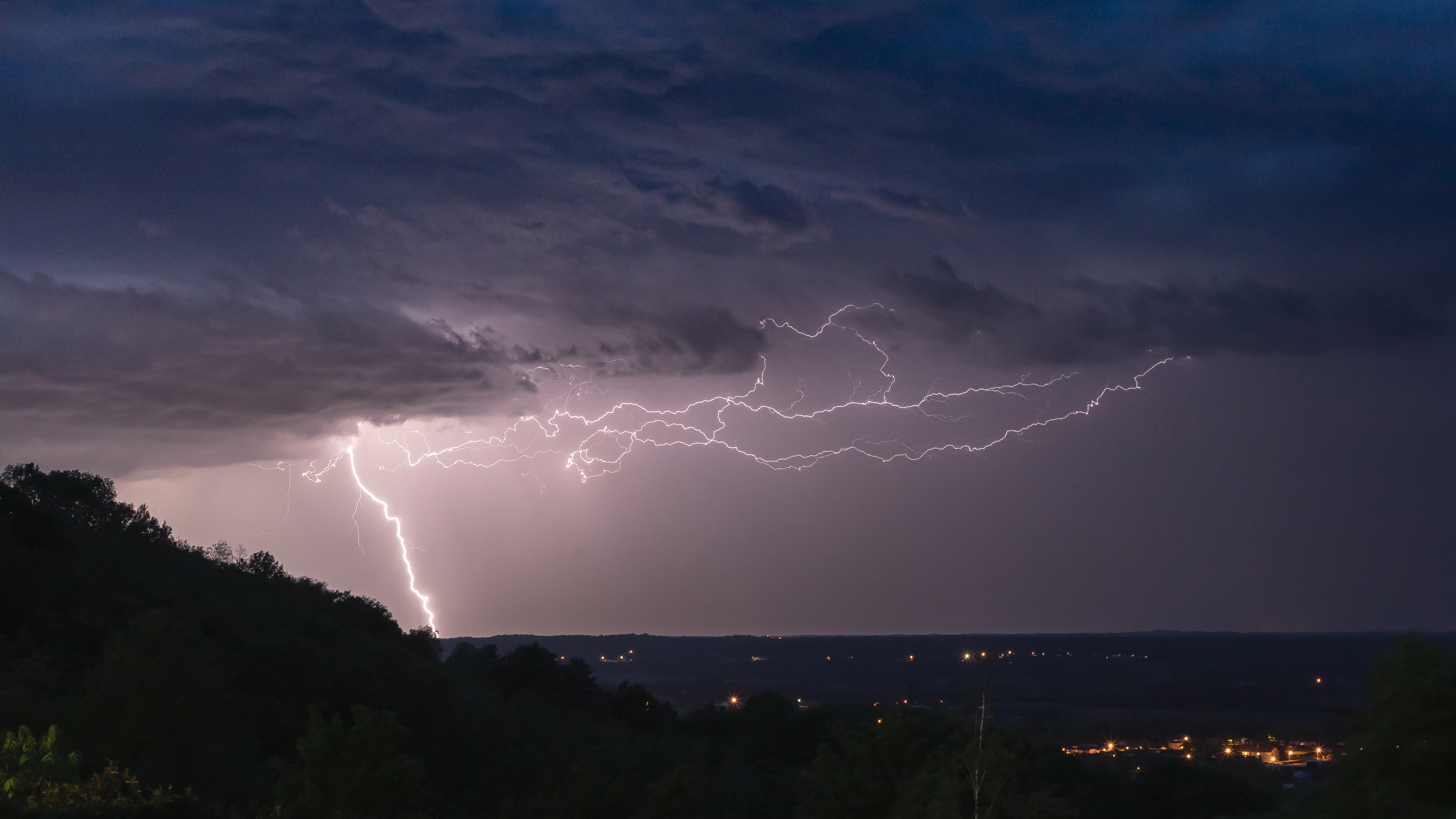 Orage du 3 mai en soirée, en direction de la plaine de l'Ain - 03/05/2025 20:30 - Etienne Vanaret