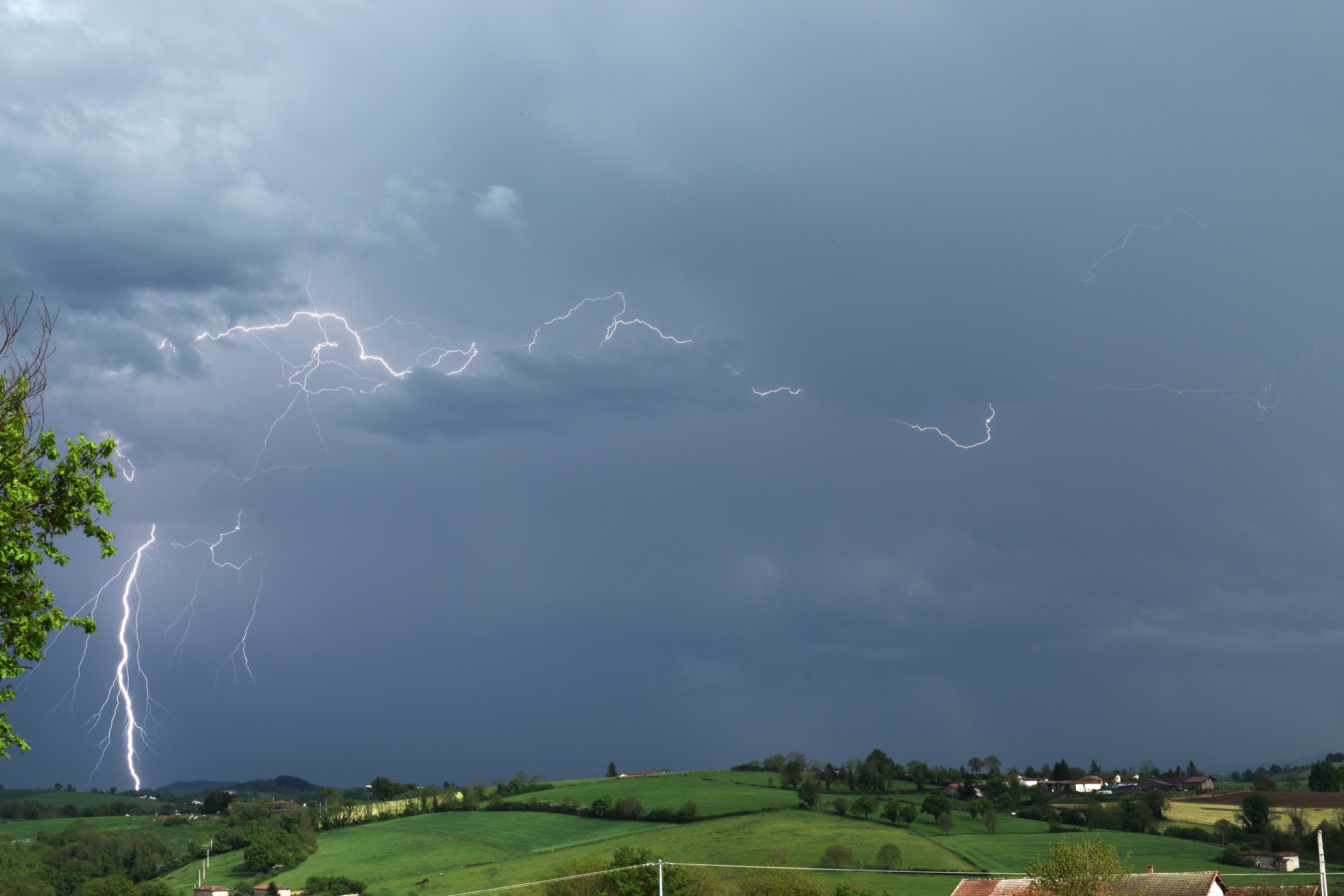 Sur les hauteurs de Feur, ce samedi 3 mai 2025 des orages grêligènes se sont enchaîner au cours de l'après-midi. - 03/05/2025 16:15 - Maxence Richard