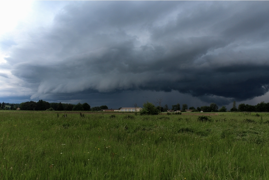 Orage supercellaire de type HP c'est formé en gironde provoquant des grêlons abordant les 2cm, et des tubas qui rasé le sol pour certains. Cependant je ne peux pas confirmer la tornade à cause d'une visibilité restreint. - 03/05/2026 15:45 - Mehddy Greffier