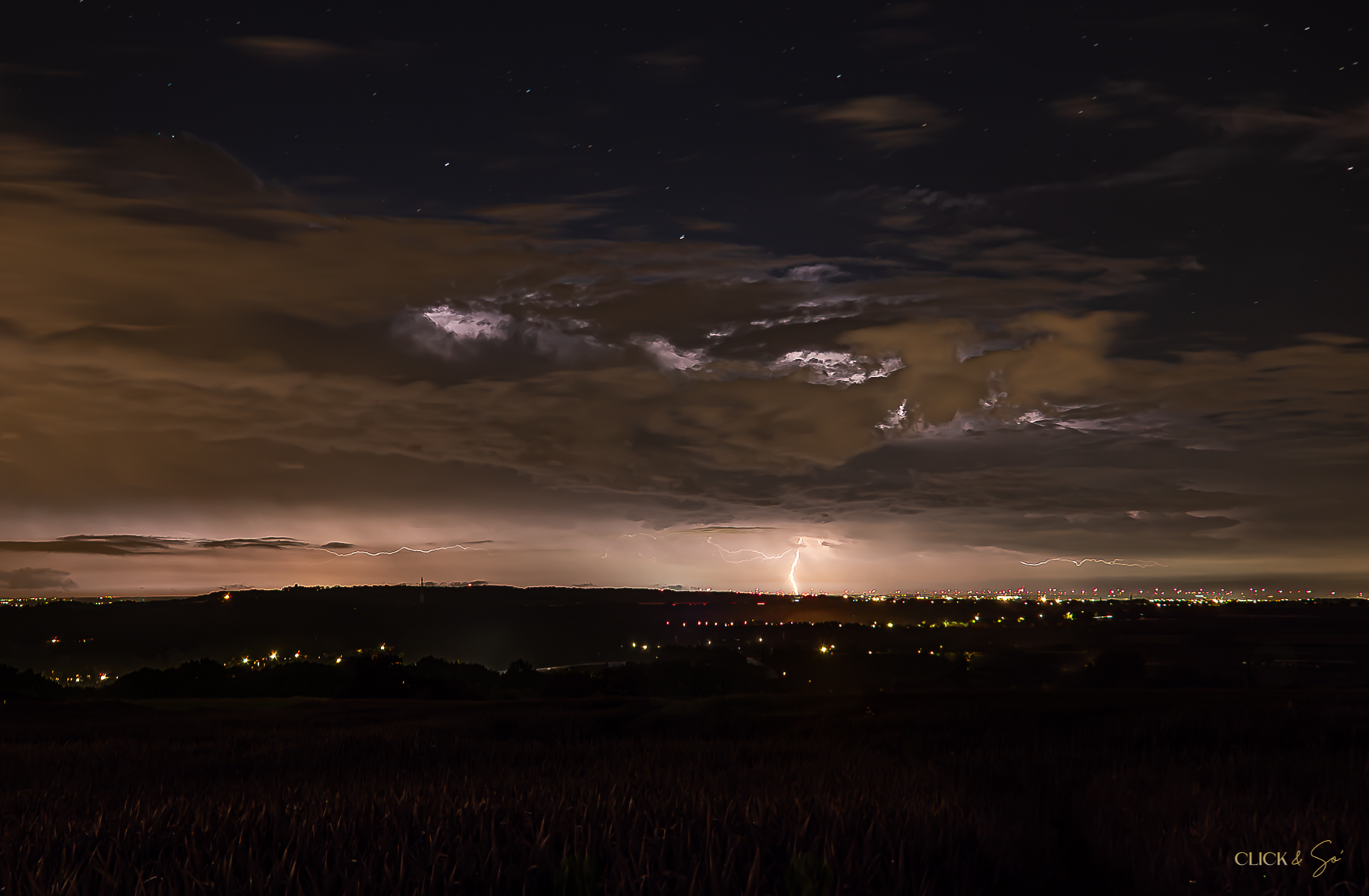 Je vous partage mon cliché du dimanche 3 mai au soir, orage sur le Cambraisis, vu depuis Notre-Dame-de-Lorette (au Nord d'Arras).
Aux alentours de 22h30-23h. - 03/05/2026 22:30 - sophie MONNIER
