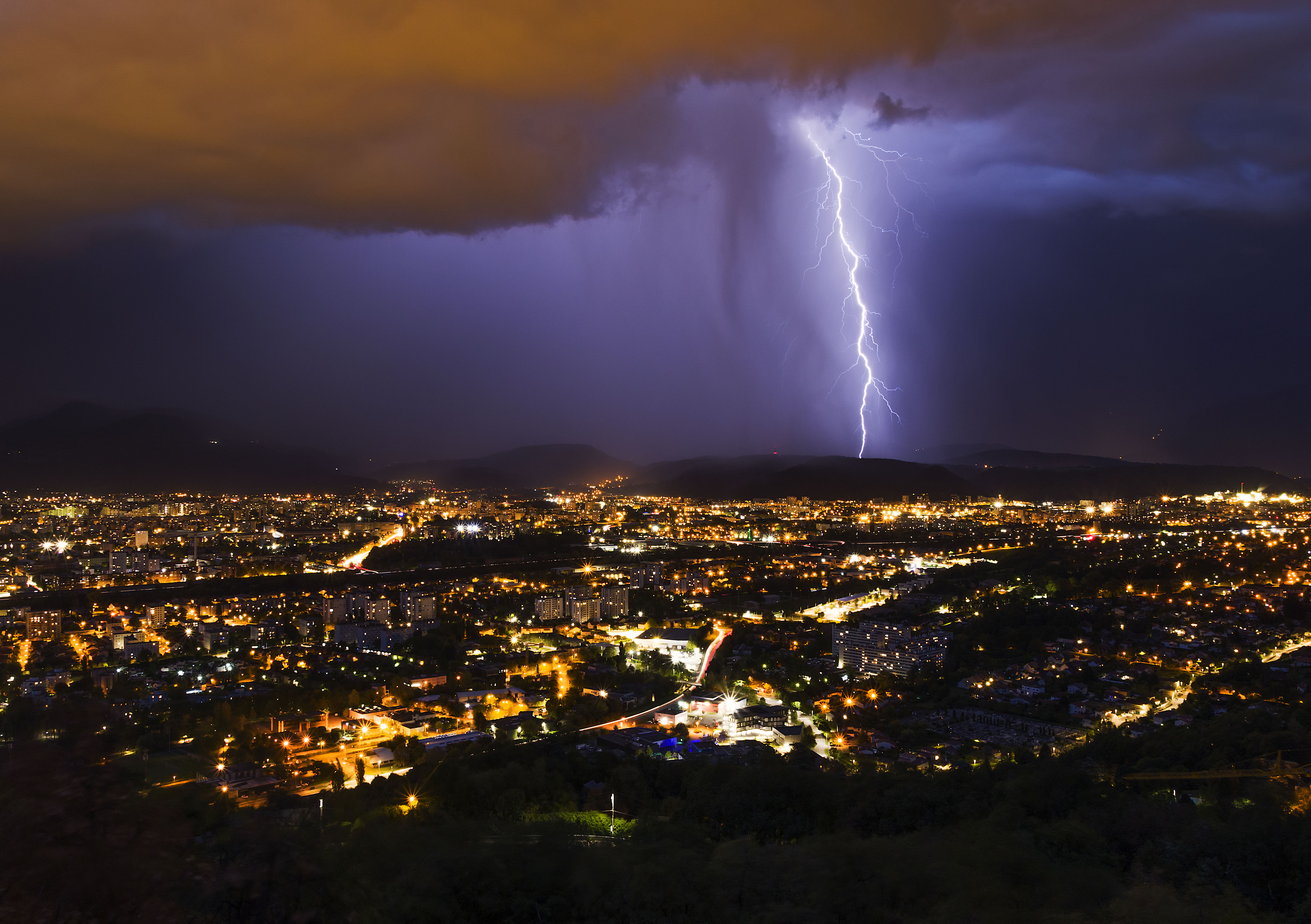 Bel orage plutôt électrique de passage sur le bassin Grenoblois ce samedi soir. - 03/09/2022 21:30 - frederic sanchis