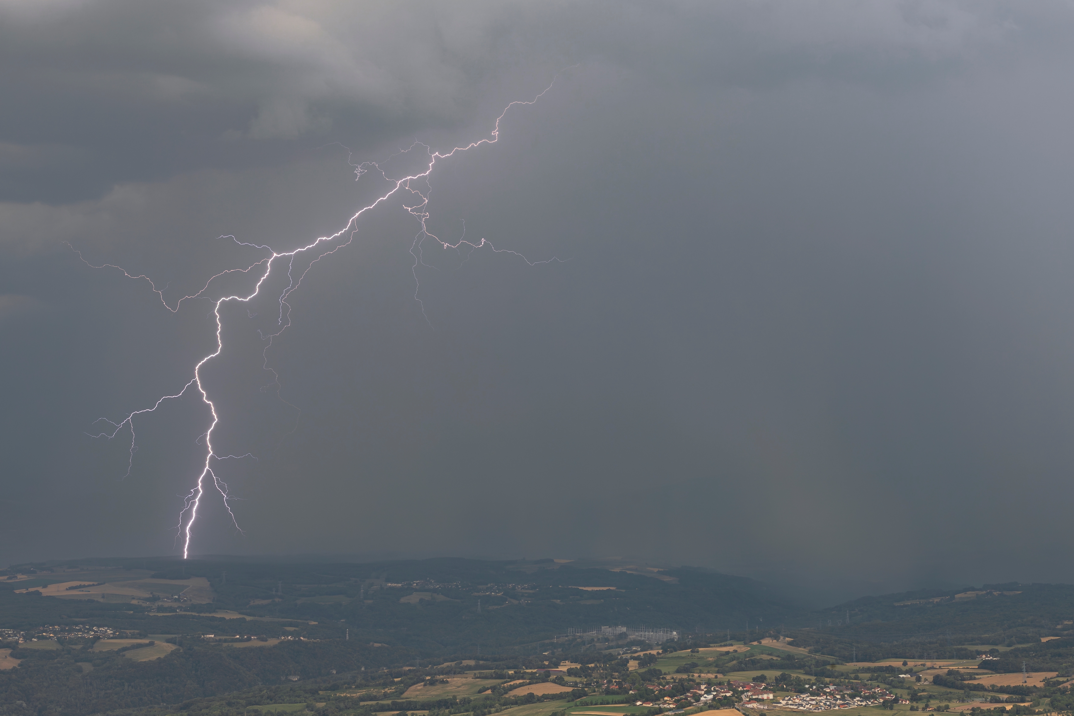 Impact de foudre près de Vanzy en Haute Savoie, en fin d'après midi, vu depuis les hauteurs de Bellegarde sur Valserine - 04/08/2026 19:30 - Etienne Vanaret