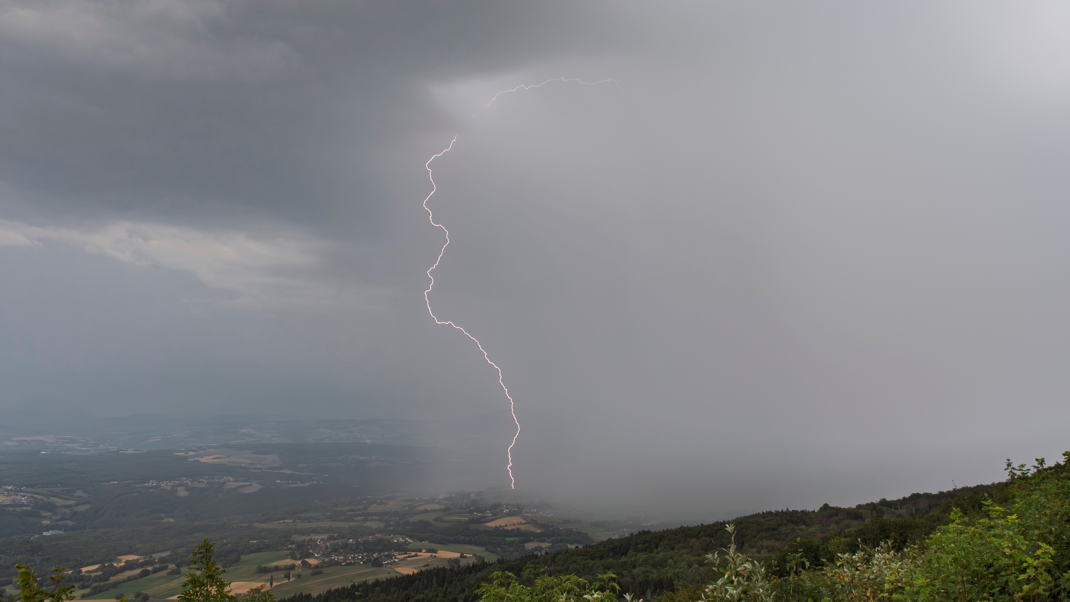 Impact sous la pluie près du barrage de Génissiat, en fin d'après midi, depuis les hauteurs de Bellegarde sur Valserine - 04/08/2026 20:15 - Etienne Vanaret
