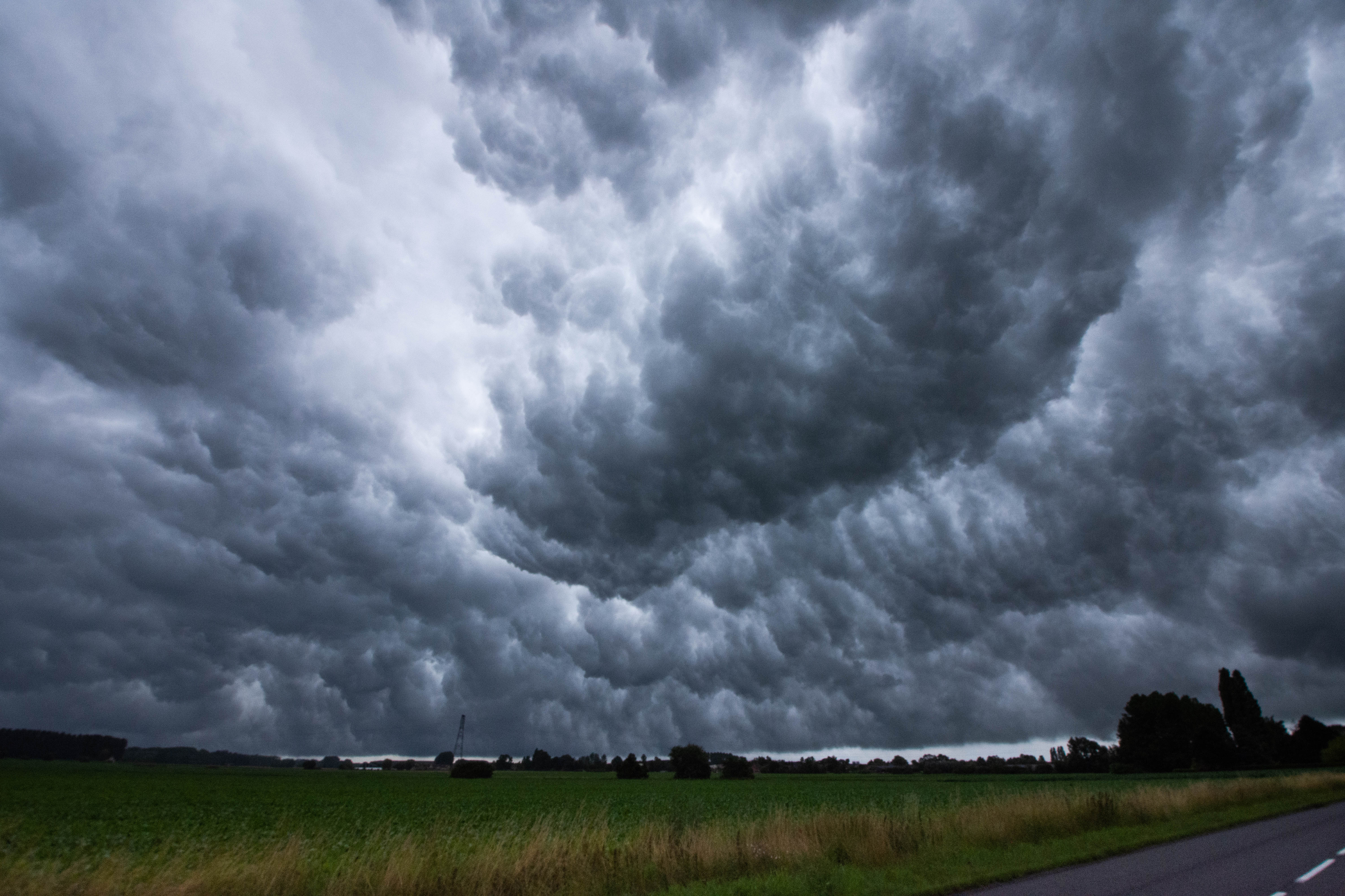 Sillage turbulant derrière un arcus à Hélesmes (Nord). L'orage à produit de fortes pluies et des inondations localisées aux alentours de Valenciennes. - 04/07/2021 11:00 - Pierrick CAGNON