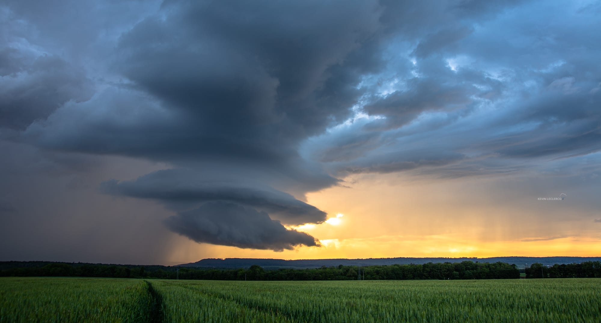 Plusieurs Supercellules ont transité hier sur le Grand Est, voici l'une d'elle, un moteur droit en Lorraine près de Neufchâteau dans les Vosges (88) au couché du soleil, activité électrique intranuageuse ! - 04/06/2021 21:00 - Kevin Leclercq