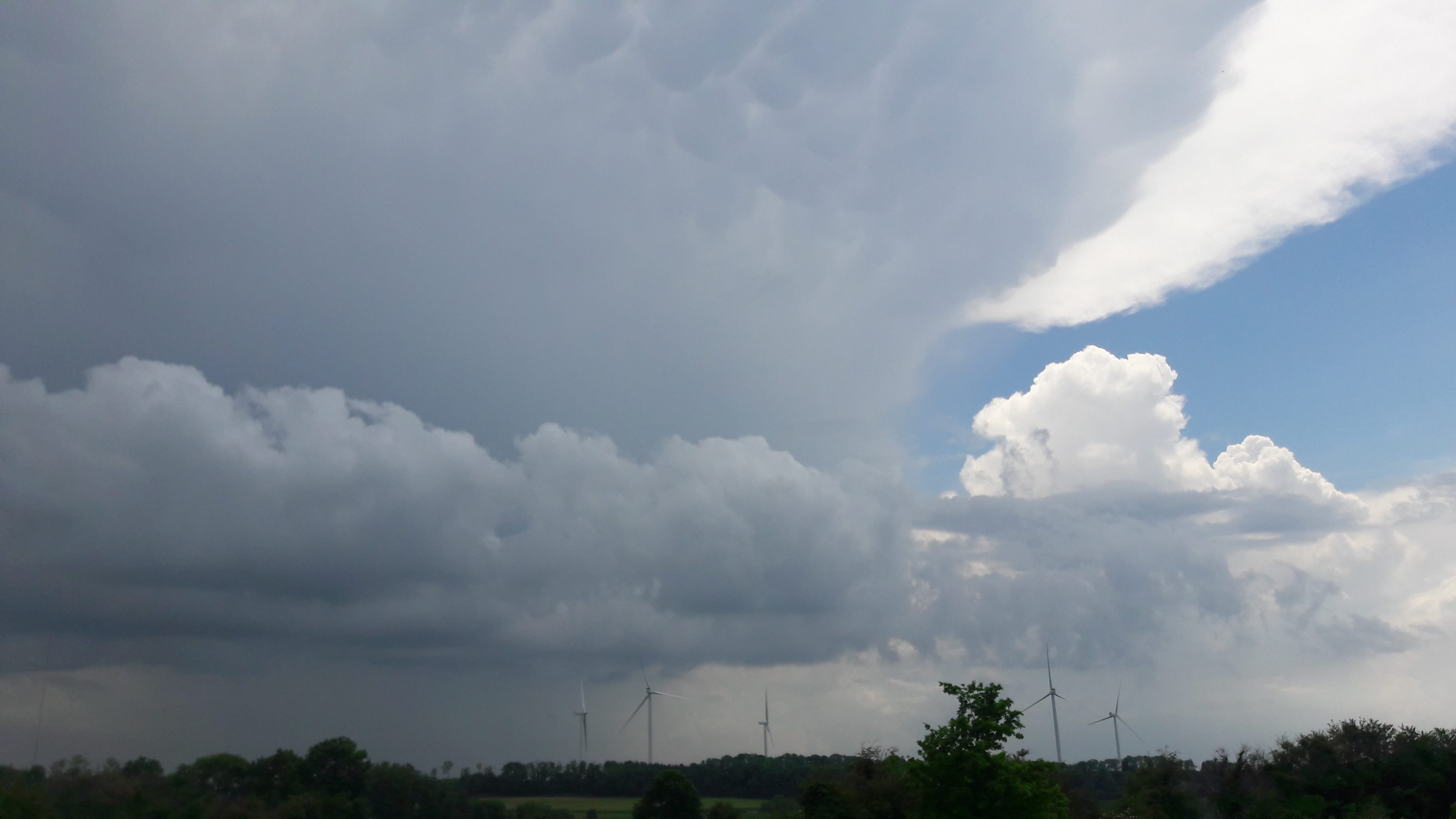 grosse cellule orageuse avec beaux mamatus ce vendredi 4 juin sur VOUZIER dans les ardennes - 04/06/2021 14:00 - xavier VERON