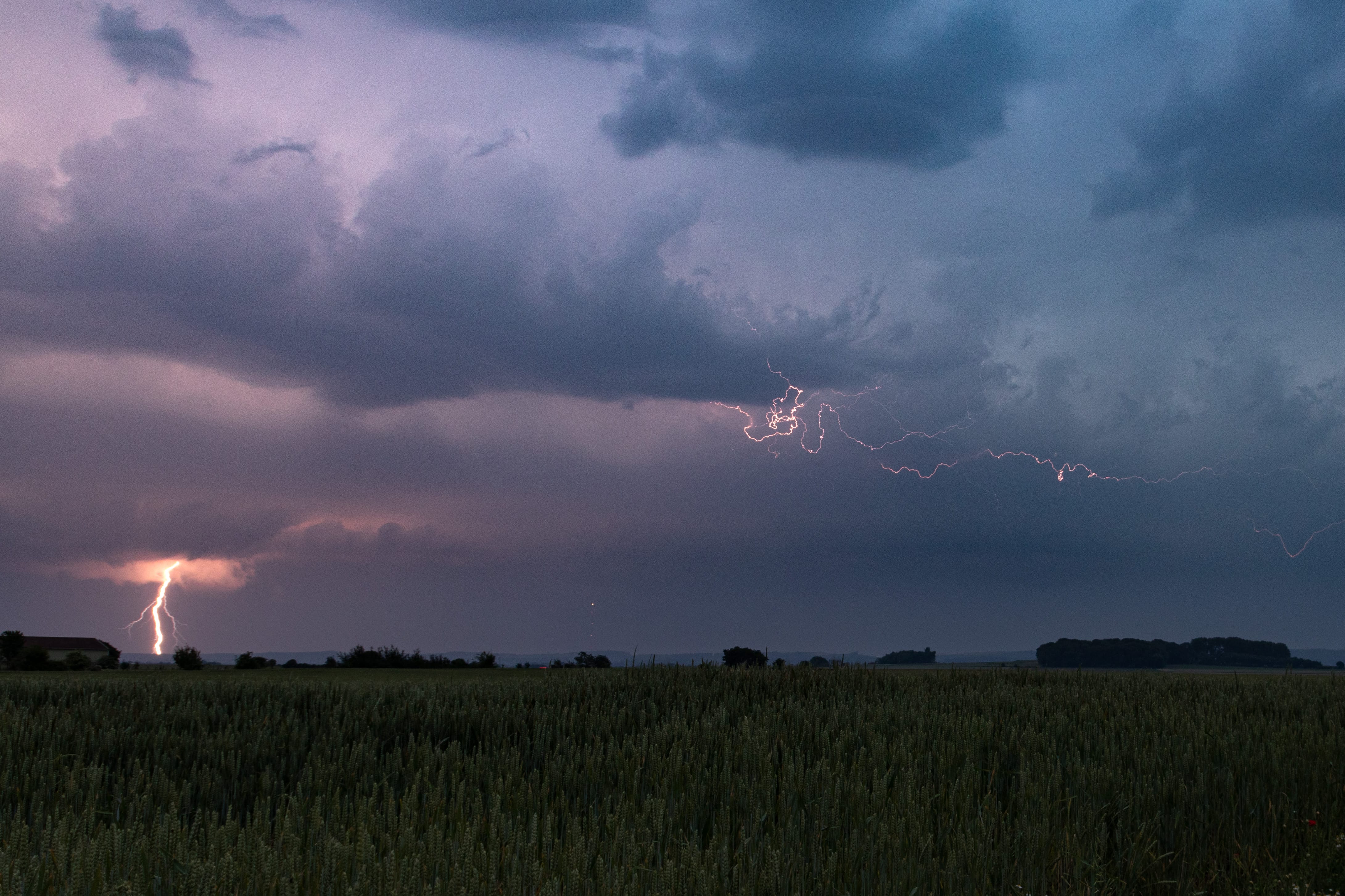 Violent orage arrivent sur le secteur de Béthune (62) avec un joli impact positif. - 04/06/2022 21:39 - Pierre Pierron