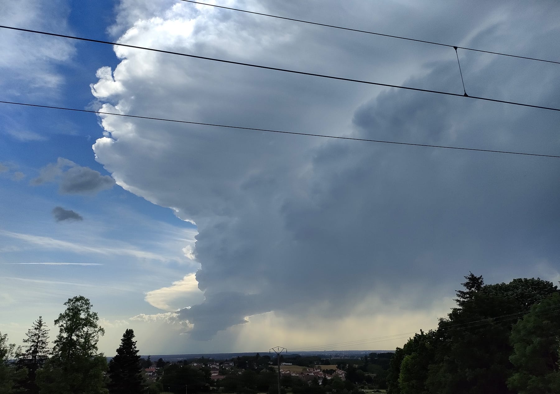 La supercellule partie du Puy de Dôme pour aller mourir aux confins de l'Ain et du Jura perd de sa vigueur en entrant sur l'ouest du territoire aindinois. Photo prise depuis Ceyzériat (01). - 04/06/2022 18:46 - Olivier Julian