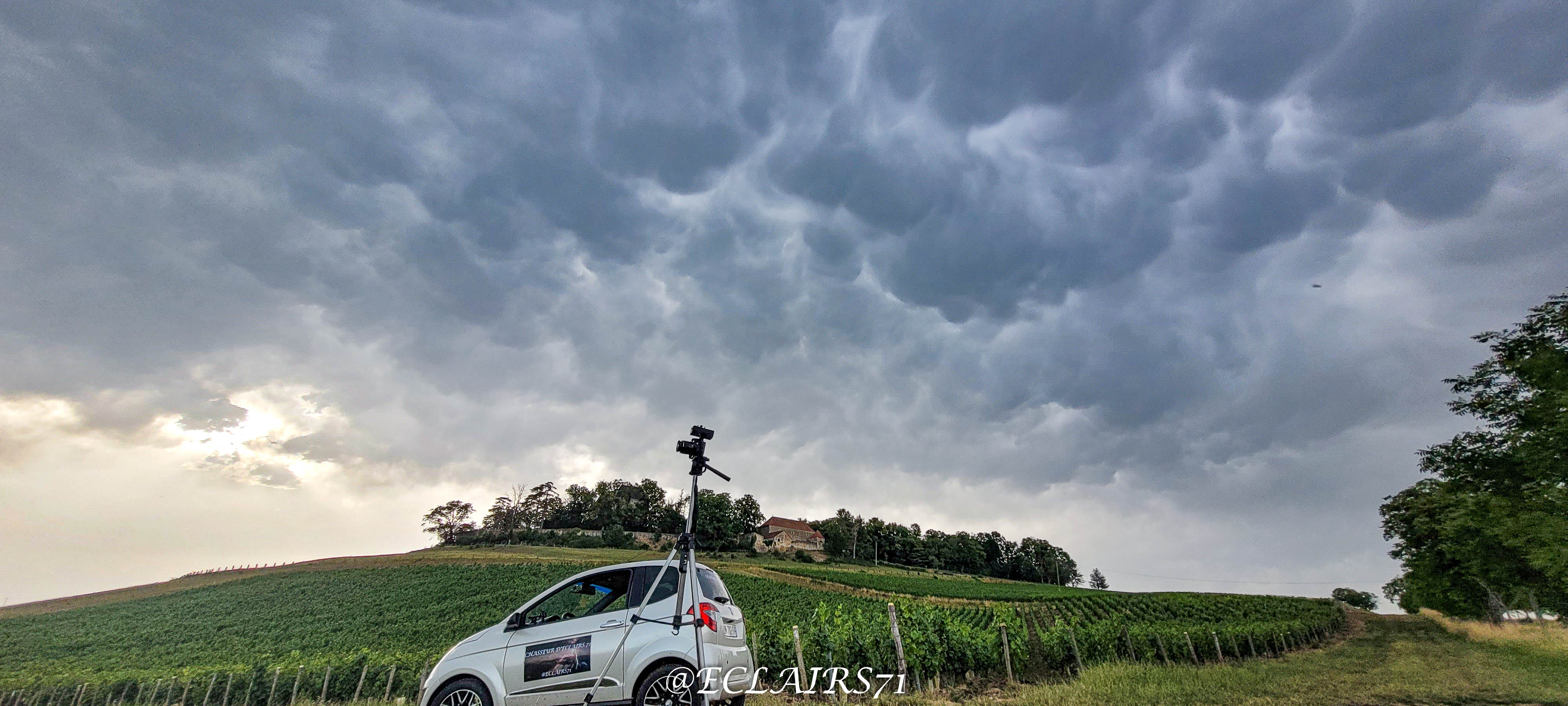 ciel de mammatus chateau d'uxelle 71460. - 04/06/2022 21:00 - yves rigollot @eclaisr71 chasseur d'eclairs71