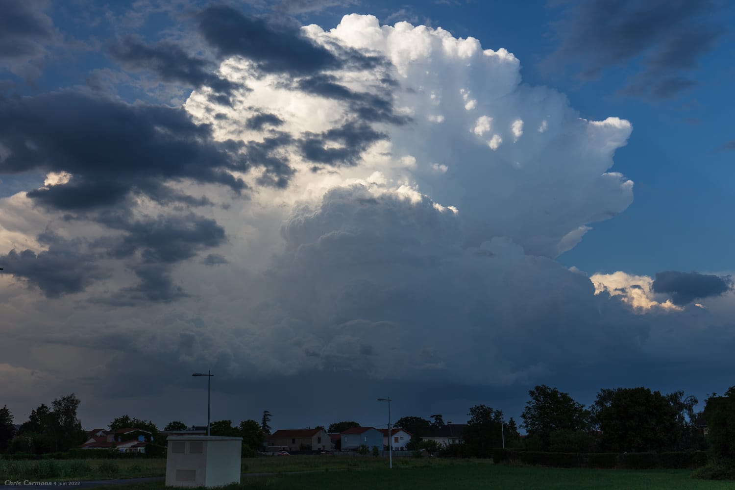 Arrière d'une supercellule venant de transiter sur Vichy, observé au nord-est de Riom. - 04/06/2022 19:48 - Christian Carmona