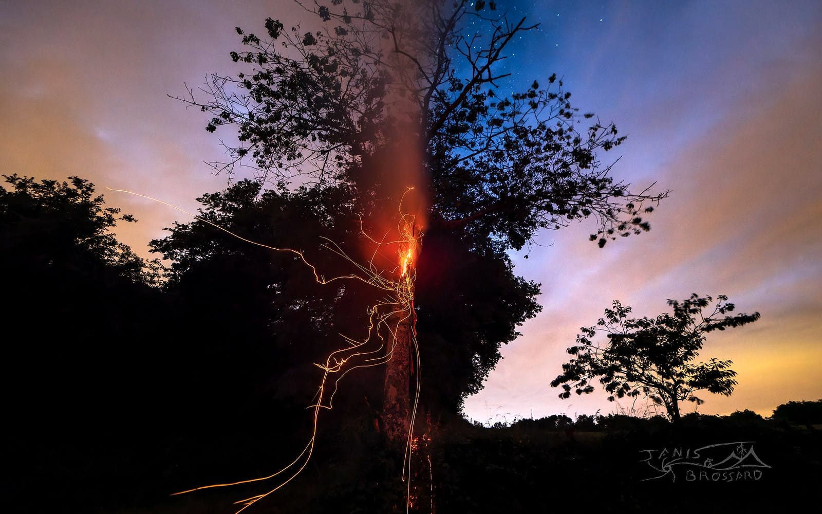 4 juin 2022 ,

L'envers du décor après le passage d'un orage qui a cet instant concernait Rodez, la puissance de la foudre a eu raison de ce chêne qui se consumait de l'intérieur, véritable brasier.

Sur le flanc droit du tronc, on distingue très nettement l'éclatement du bois qui retrace le parcours de la foudre.

Voilà plus de 10 ans que je traque les éléments, tomber sur cette scène m'a réellement fait comprendre la dangerosité des orages ! - 04/06/2022 23:56 - Janis Brossard