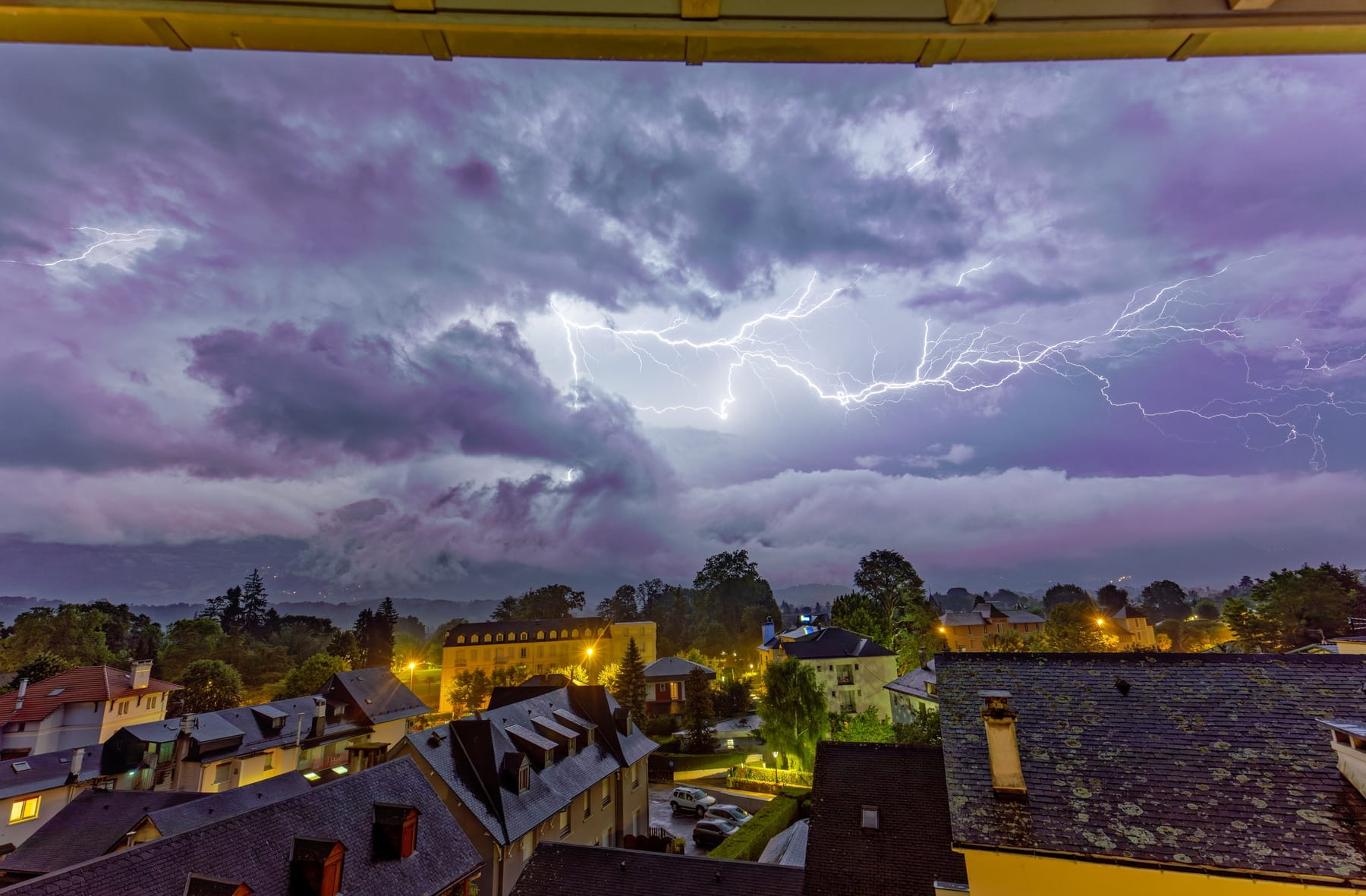 Orage au dessus d'Argelès Gazost, Hautes Pyrénées dans la nuit du 4 au 5 juin 2022. - 04/06/2022 23:28 - Photo Lux