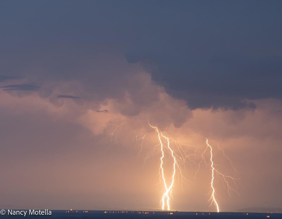 Orages sur la cotes d’or ramifiés pris depuis le jura le samedi 4 Juin - 04/06/2022 22:00 - Nancy Motella