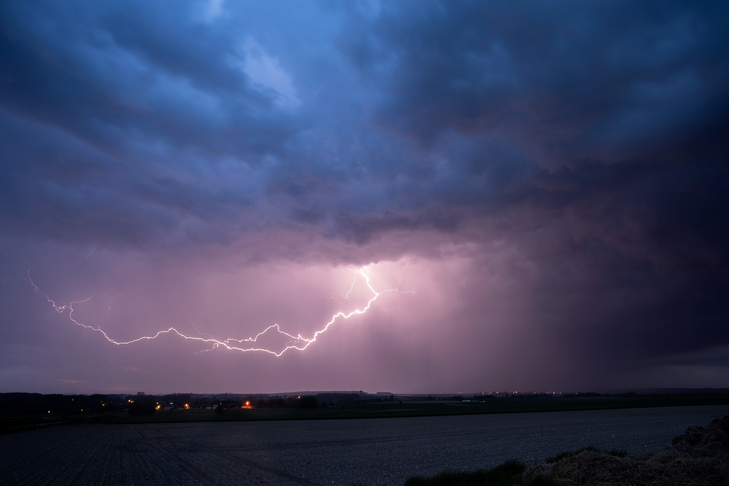 Le 4 mai 2023 en soirée, un orage assez électrique (probable supercellule) faisait une belle démonstration de sa puissance avec des précipitations soutenues, et une activité électrique marquée ! L'orage était en train de passer près de Lille, et se dirigeait tout droit vers la Belgique lorsque la photo a été prise. - 04/05/2023 22:00 - Louka BURJES
