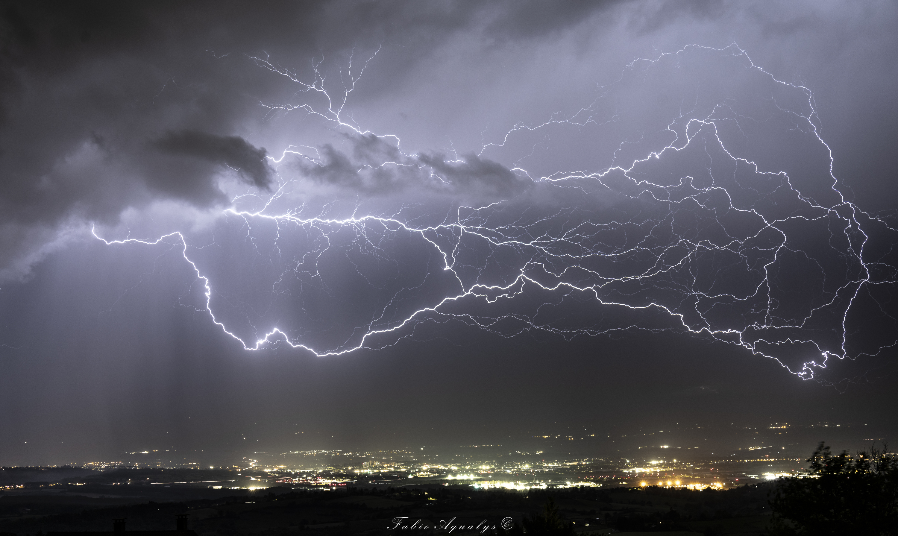 Les orages se succèdent sur la Loire entre 15h et 1h, succession d'inter-nuageux au-dessus d' Andrézieux-Bouthéon en une fraction de seconde (+ impact hors cadre). - 04/05/2025 00:20 - Fabio Aqualys