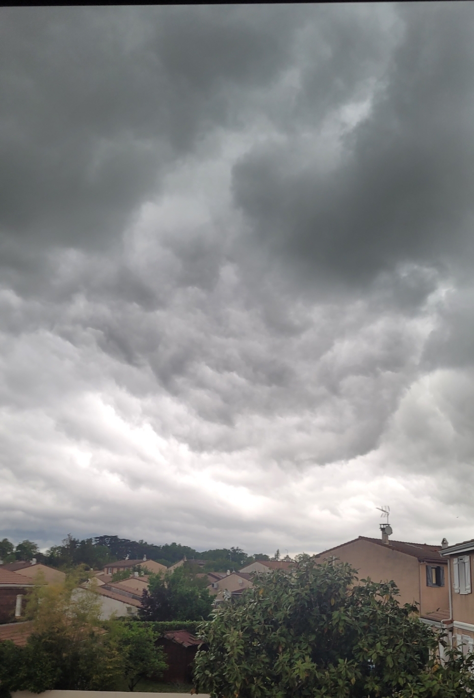 Mammatus à l'avant d'une cellule orage arrivant sur Toulouse par le Sud-Ouest - 04/05/2025 19:23 - DI GESU Frederic