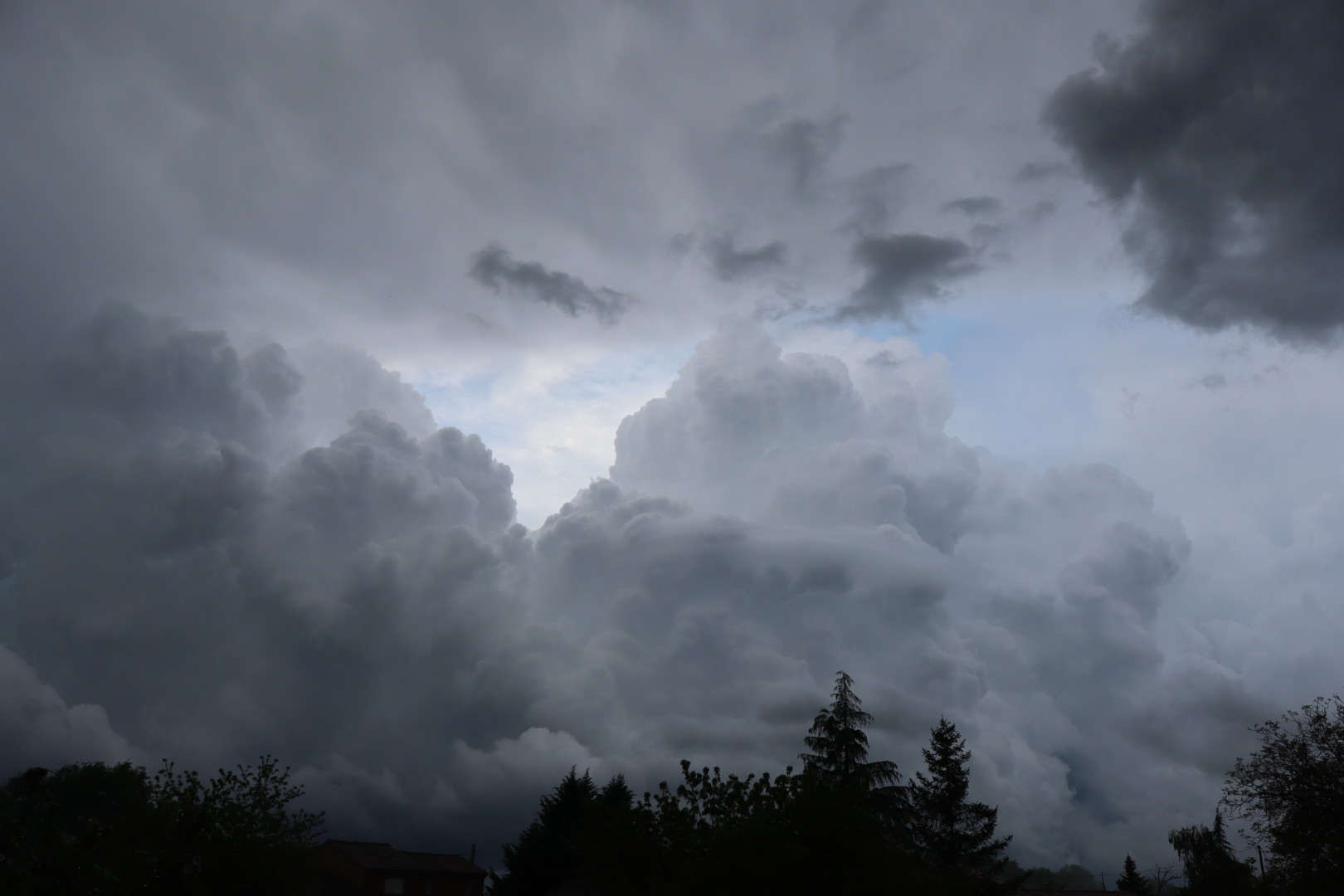 Gros cumulonimbus en formation en début de soirée forçant dur Cordes-sur-Ciel. - 04/05/2025 20:23 - Damien Maury