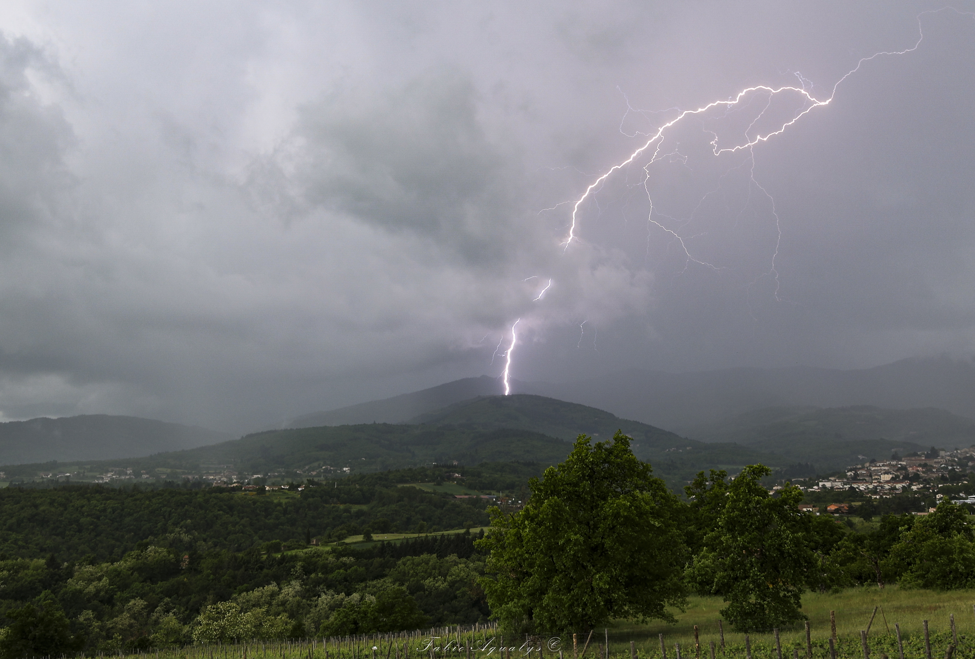 Orages orographiques sur le massif du Pilat (LOIRE) en fin d'après-midi. - 04/05/2025 17:00 - Fabio Aqualys