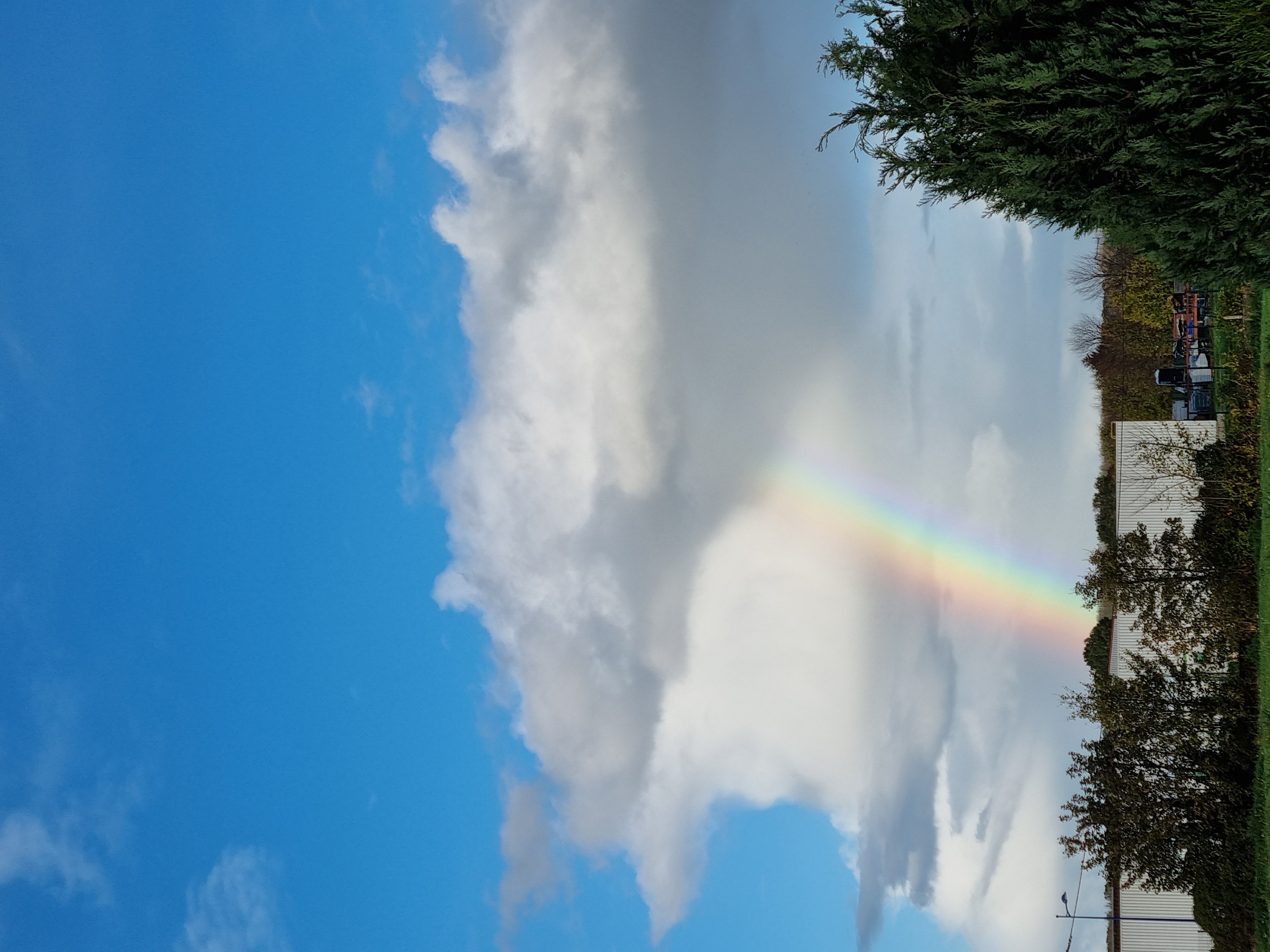 Un bout d'arc-en-ciel sous un nuage blanc sous fond de ciel bleu et sans pluie sur place - 04/11/2022 15:51 - Carole Wenderbecq