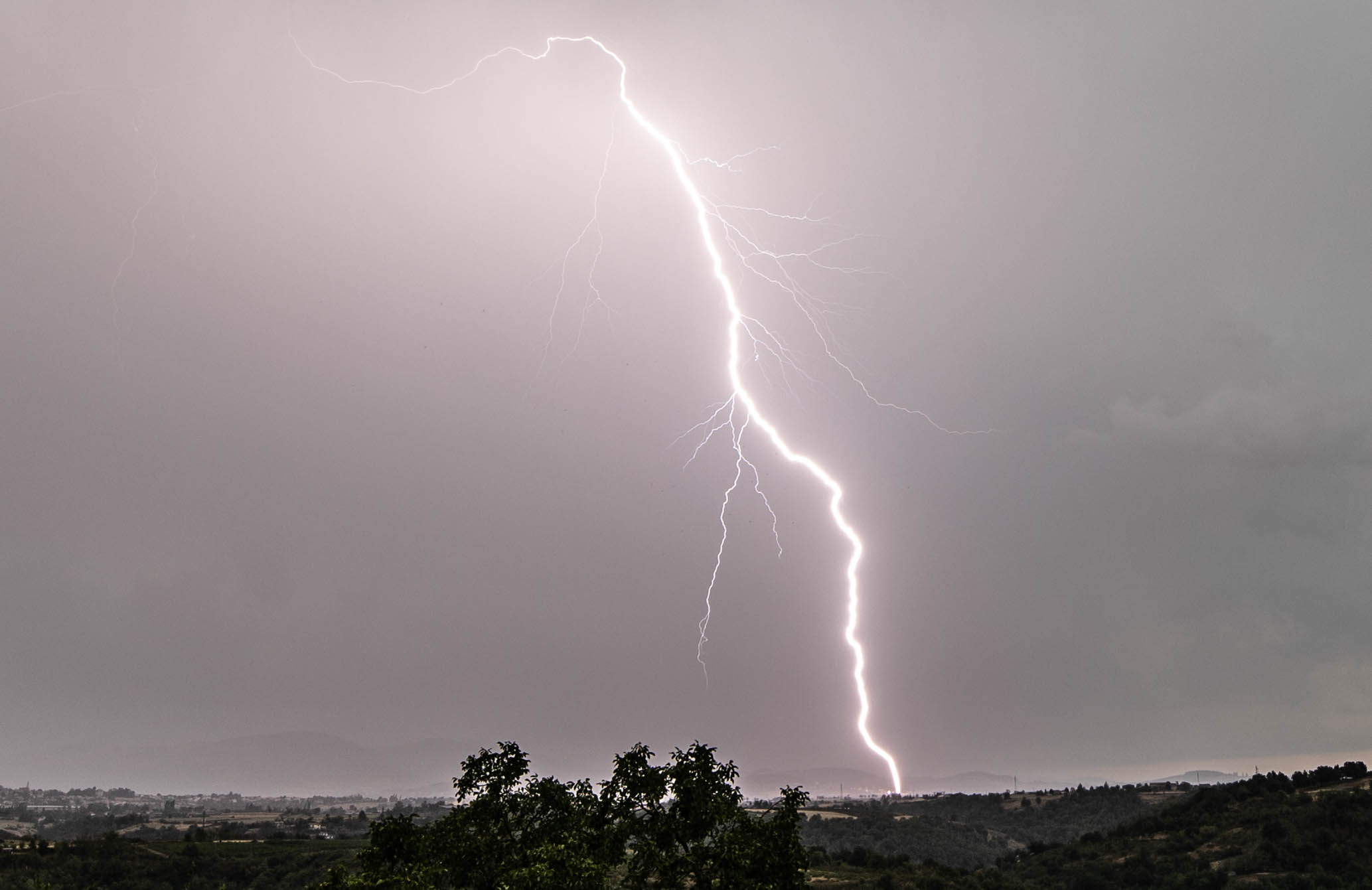 Impact positif, orage 5 août 2022 depuis Trèves (69). - 05/08/2022 17:00 - Fabio Aqualys