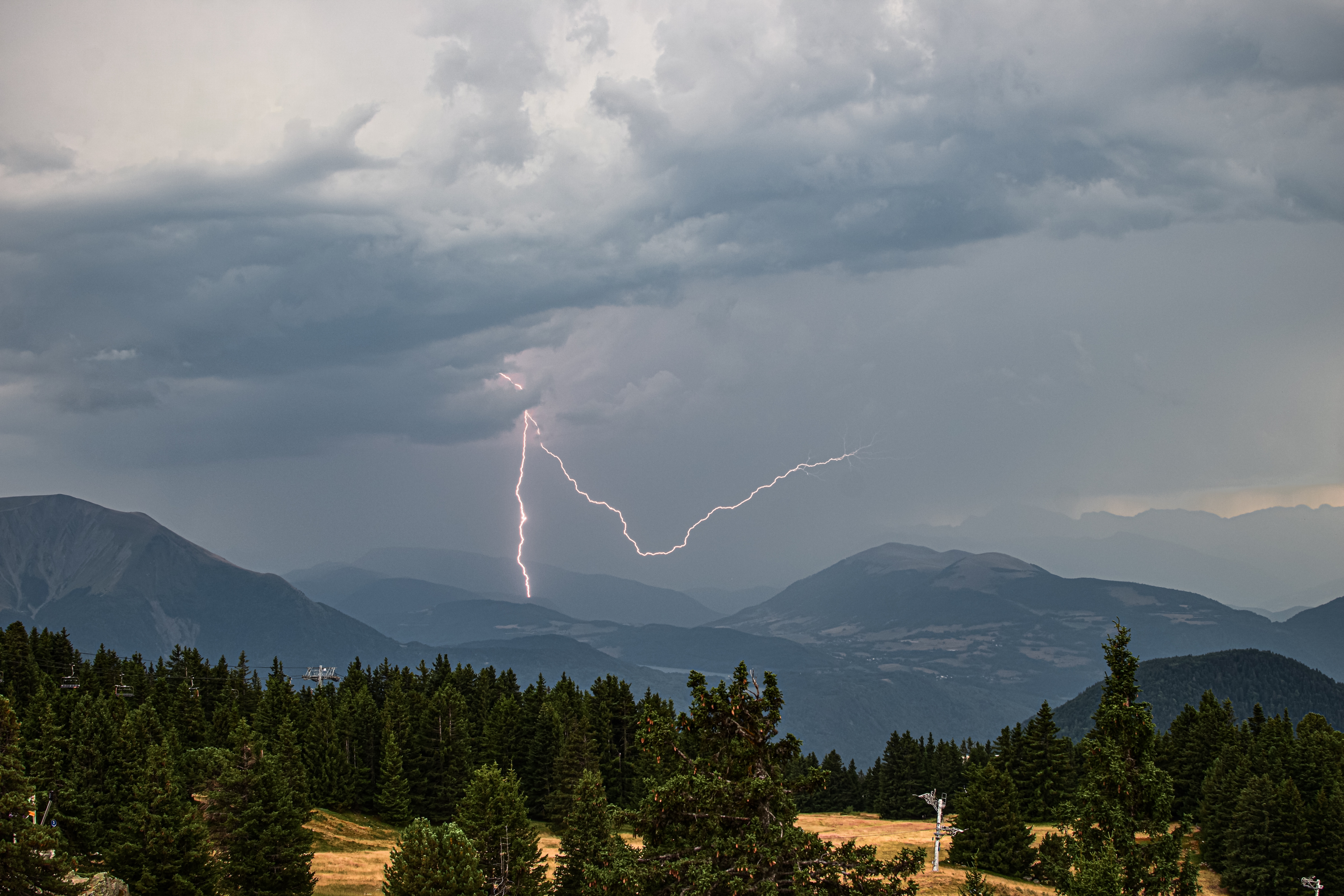 Foudre sur la vallée de l’Isère au sud de Grenoble, photographiée depuis la station de Chamrousse. Orage très généreux en foudre, un sacré moment ! - 05/08/2022 16:55 - Jules Créteur