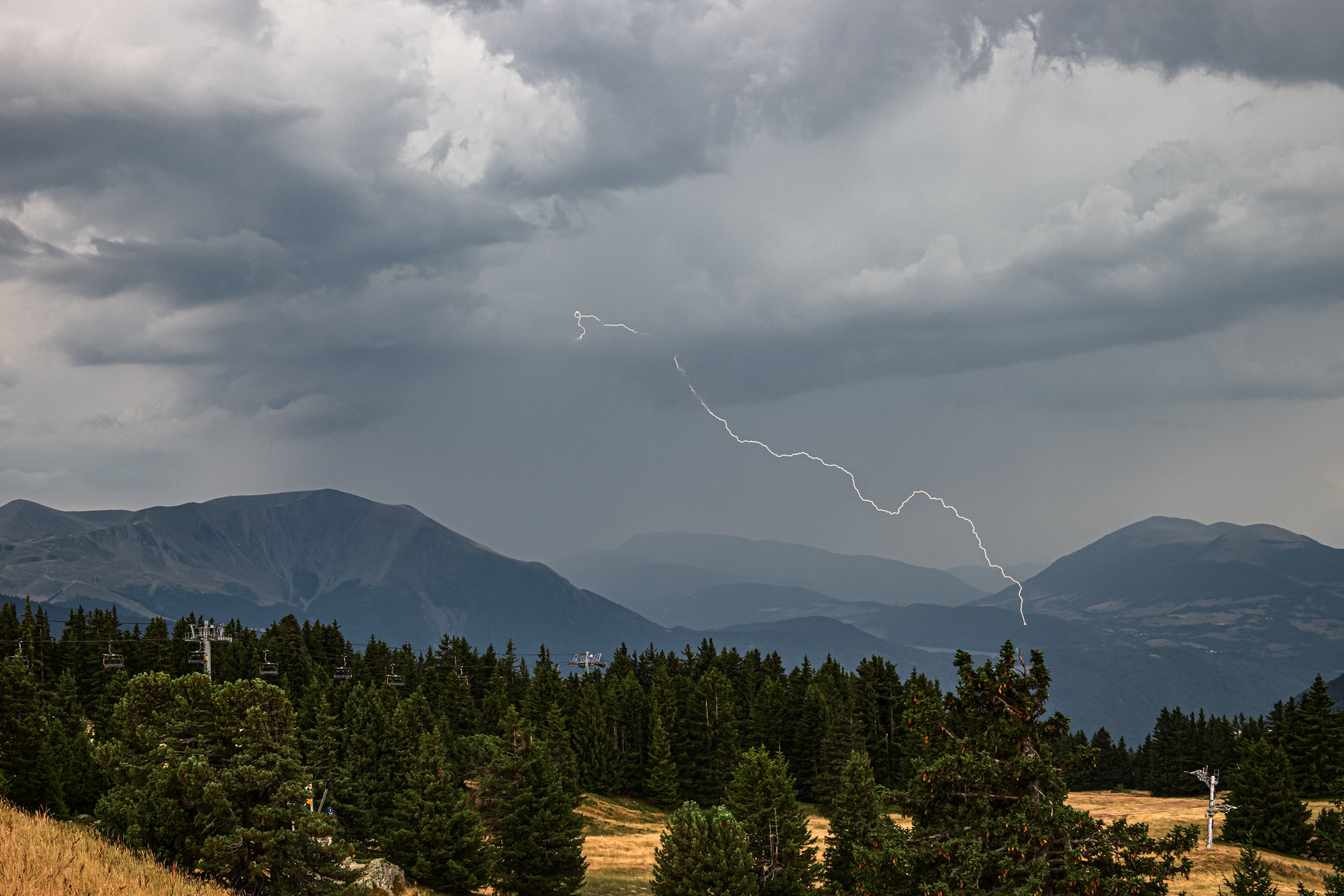 Foudre avec allumage en Isére dans la vallée au sud de Grenoble, à environ 10km de ma position. Orage très riche en foudre ! - 05/08/2022 17:05 - Jules Créteur