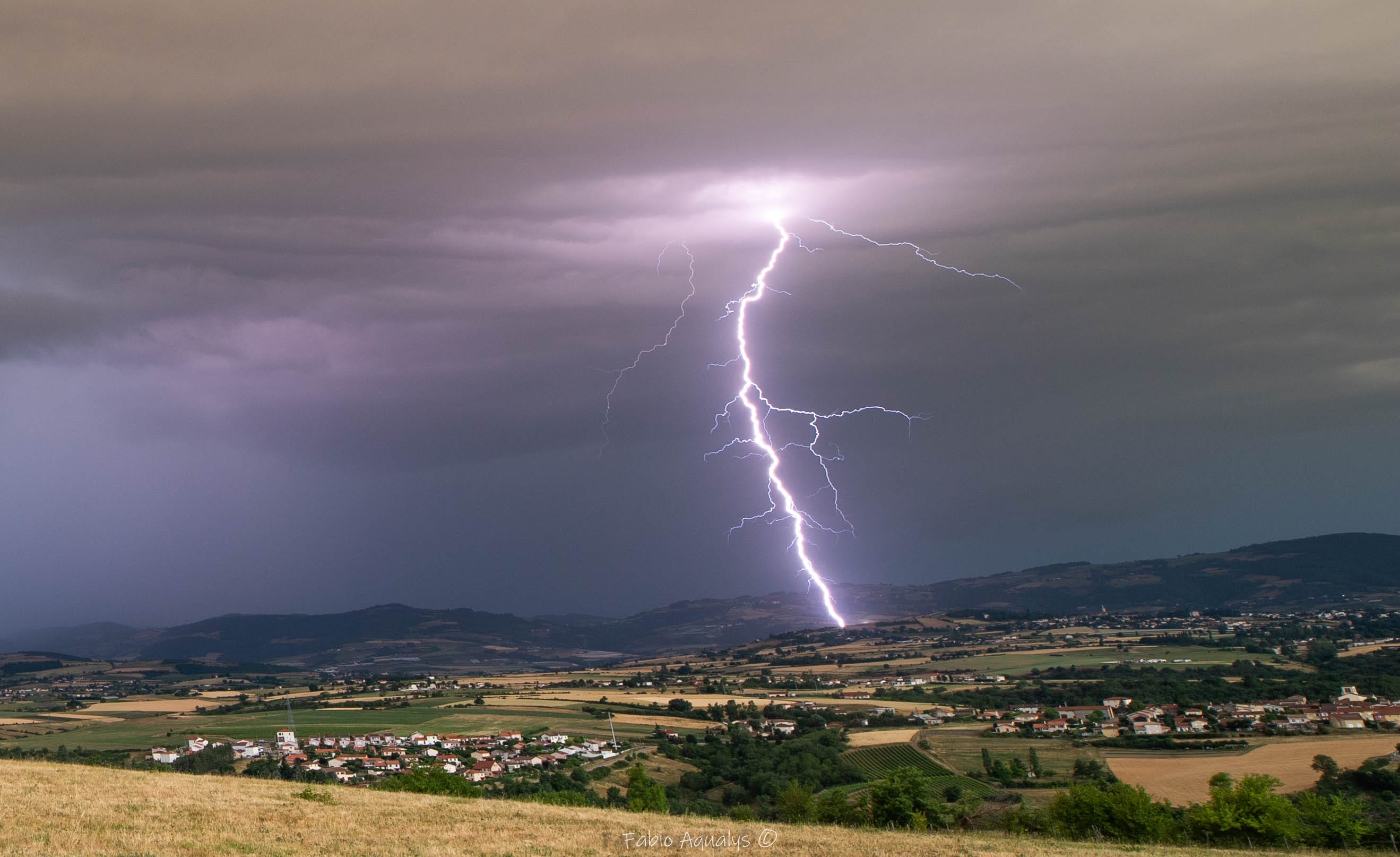 Orages matinal au sud de Lyon depuis Trèves (69). - 05/06/2022 06:15 - Fabio Aqualys