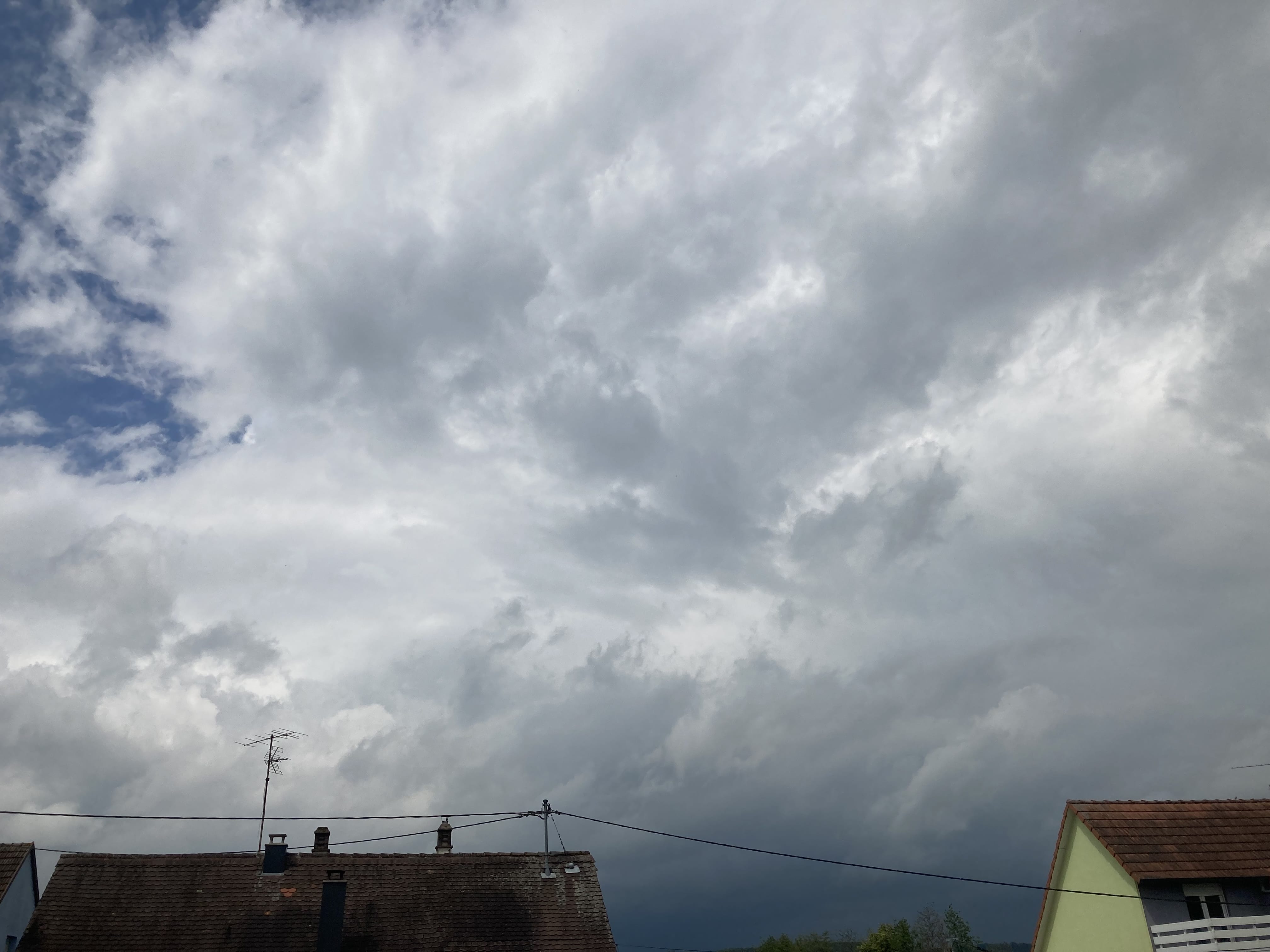 Formation du premier orage en Alsace du nord.
Premiers coups de tonnerre - 05/06/2022 11:45 - Baptiste Nimmler