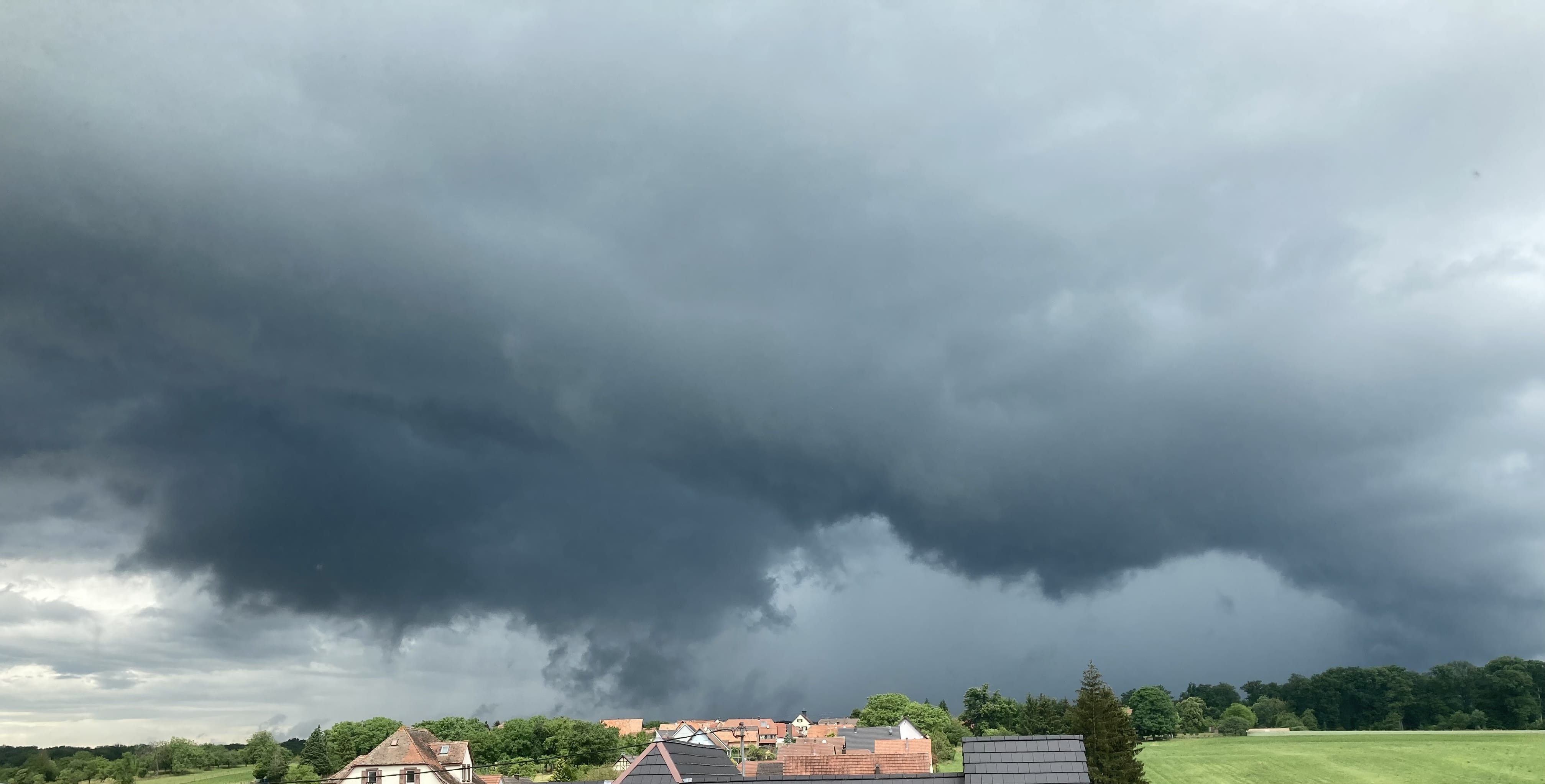 Formation du premier orage en Alsace du nord. Premiers coups de tonnerres. 
La souche se déplace vite : forte pluie en dessous et vents fort - 05/06/2022 12:10 - Baptiste Nimmler