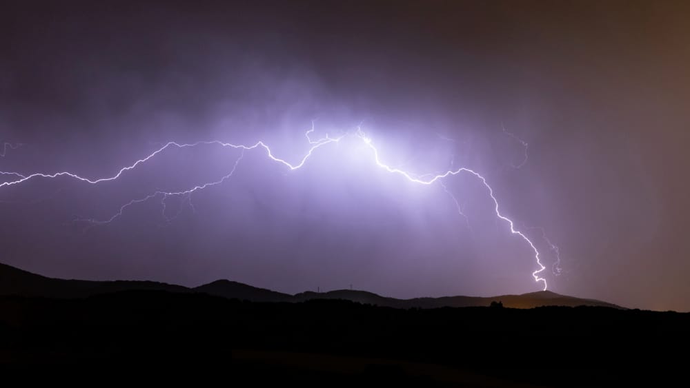 Orage sur le Revermont dans l'Ain. Impact à proximité de la chapelle des Conches - 05/06/2022 01:30 - etienne VANARET