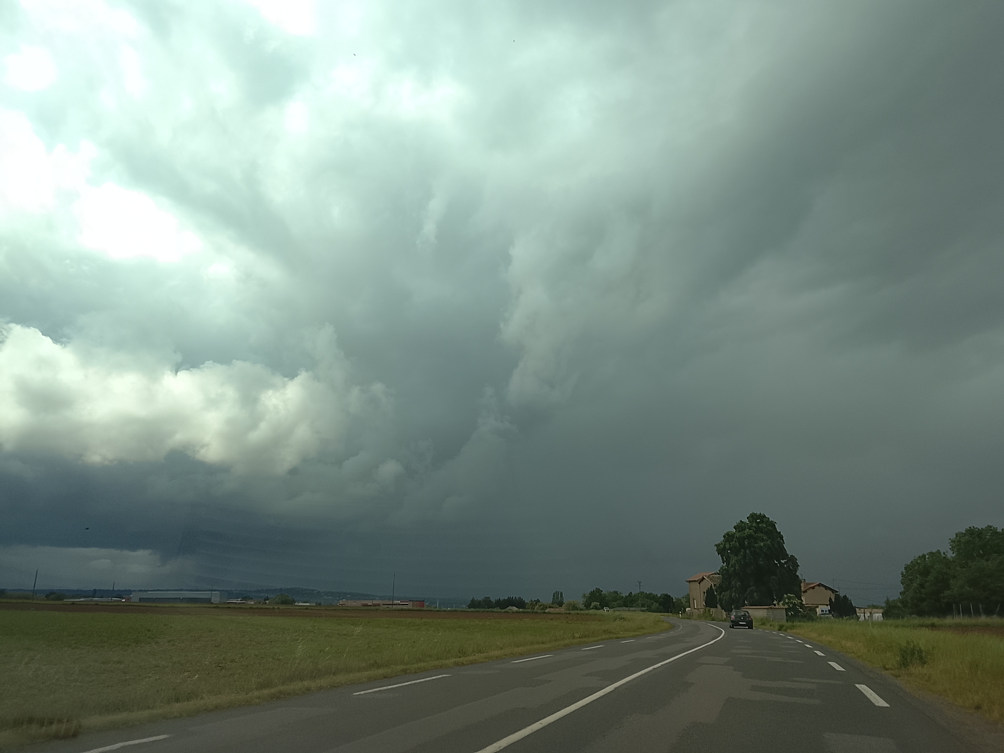 Rideau de pluie intense en approche de Villefranche sur Saône  (pris en photo depuis la D904 près de Frans) - 05/05/2026 13:36 - Hugo CERCELLIER