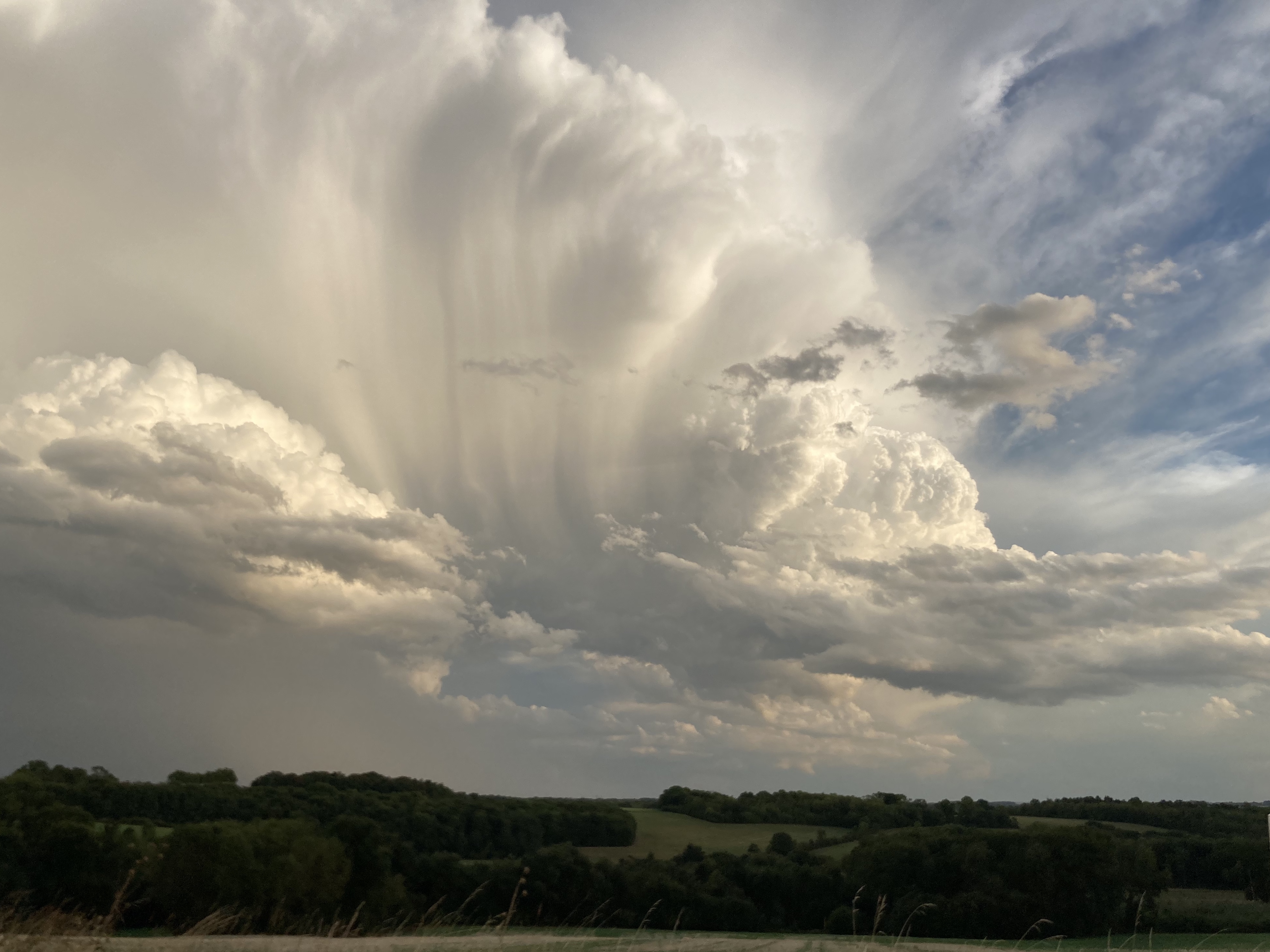 L'orage s'évacue vers le nord-est - beau mur et belle structure dans ce nuage orageux ! - 05/09/2022 19:55 - Sébastien GIRARD