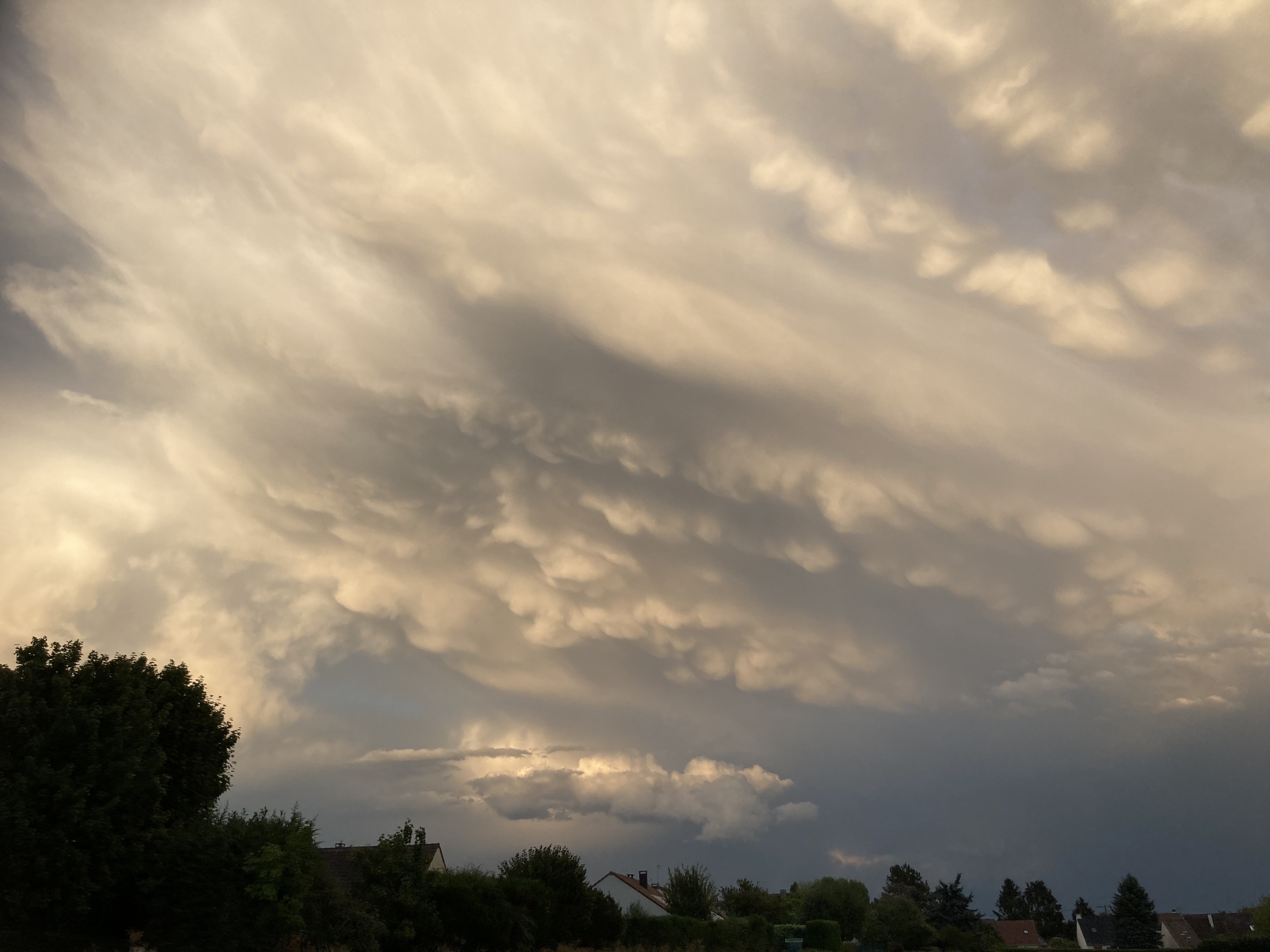 Derrière l'orage, apparition de mammatus en lignes - 05/09/2022 20:10 - Sébastien GIRARD