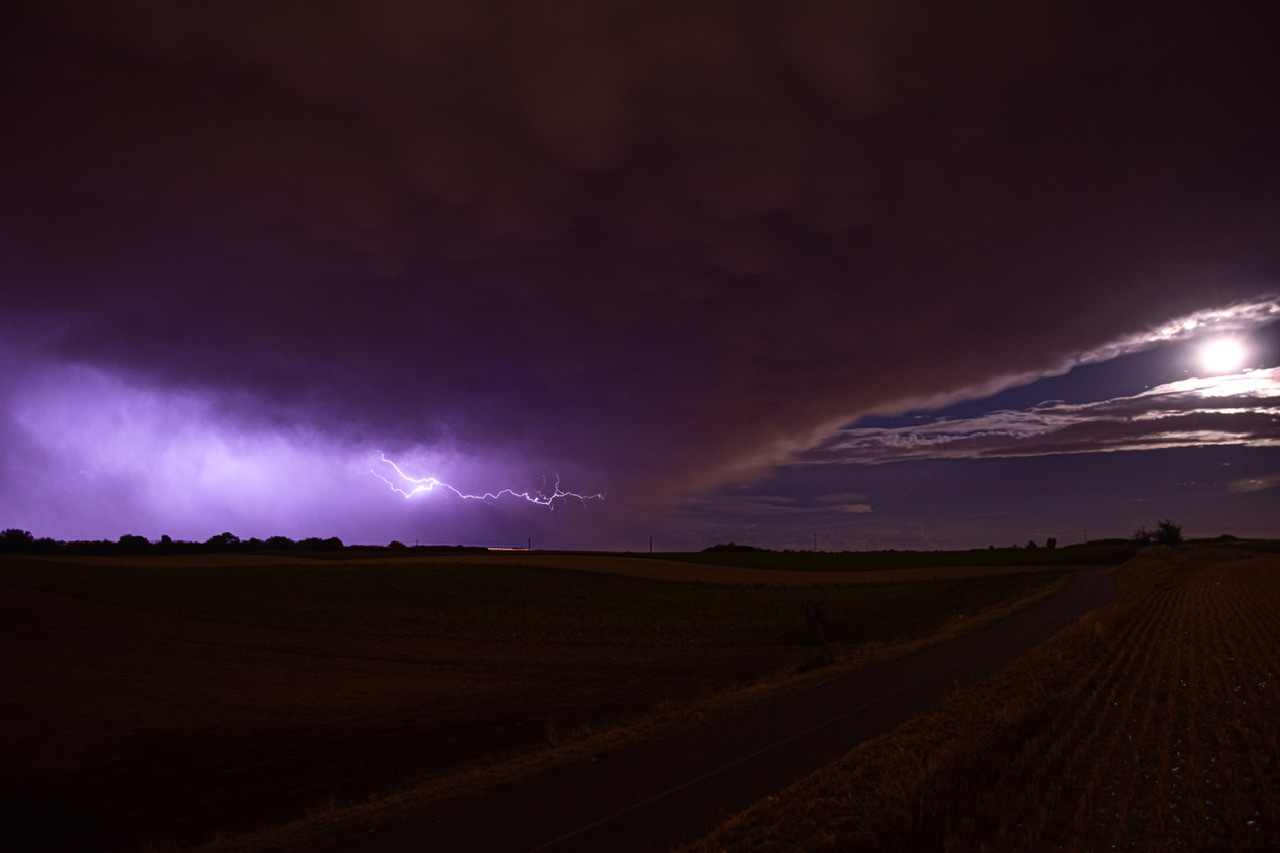 Ambiance juste magique à l’arrivé du système orageux qui a traversé l’Aisne, avec ce superbe plafond de mammatus qui a laissé apparaître la lune, ainsi que de beaux éclairs. Photo prise depuis Cambrai (59) donc direction sud est. C’est la compo dont j’ai rêvé toute la soirée.. - 05/09/2022 22:36 - Jules Créteur