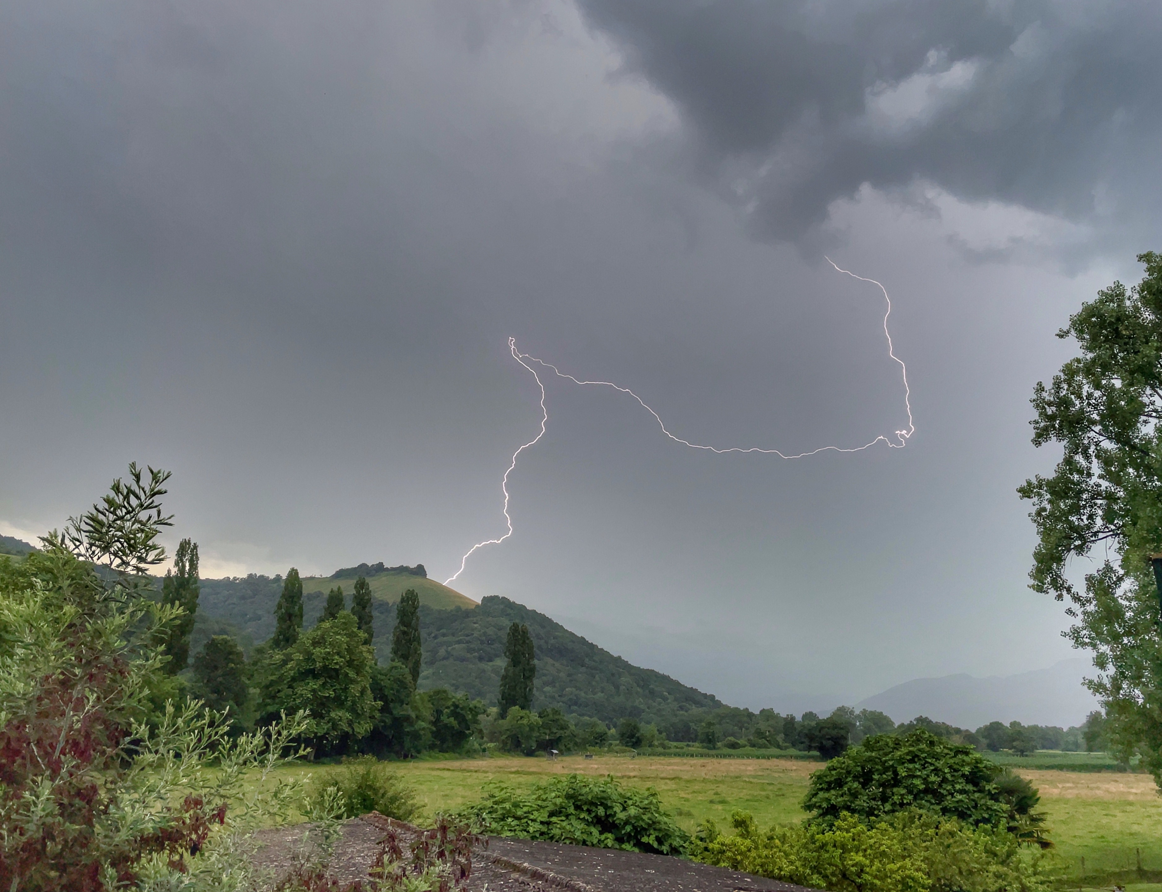 Orage sur le sud-ouest, Pyrénées Atlantiques, Massif des Arbailles 64130. venant d’Espagne et se déplaçant vers l’Est hier soir vers 18h45. - 06/07/2023 18:45 - Aline CONDOURE