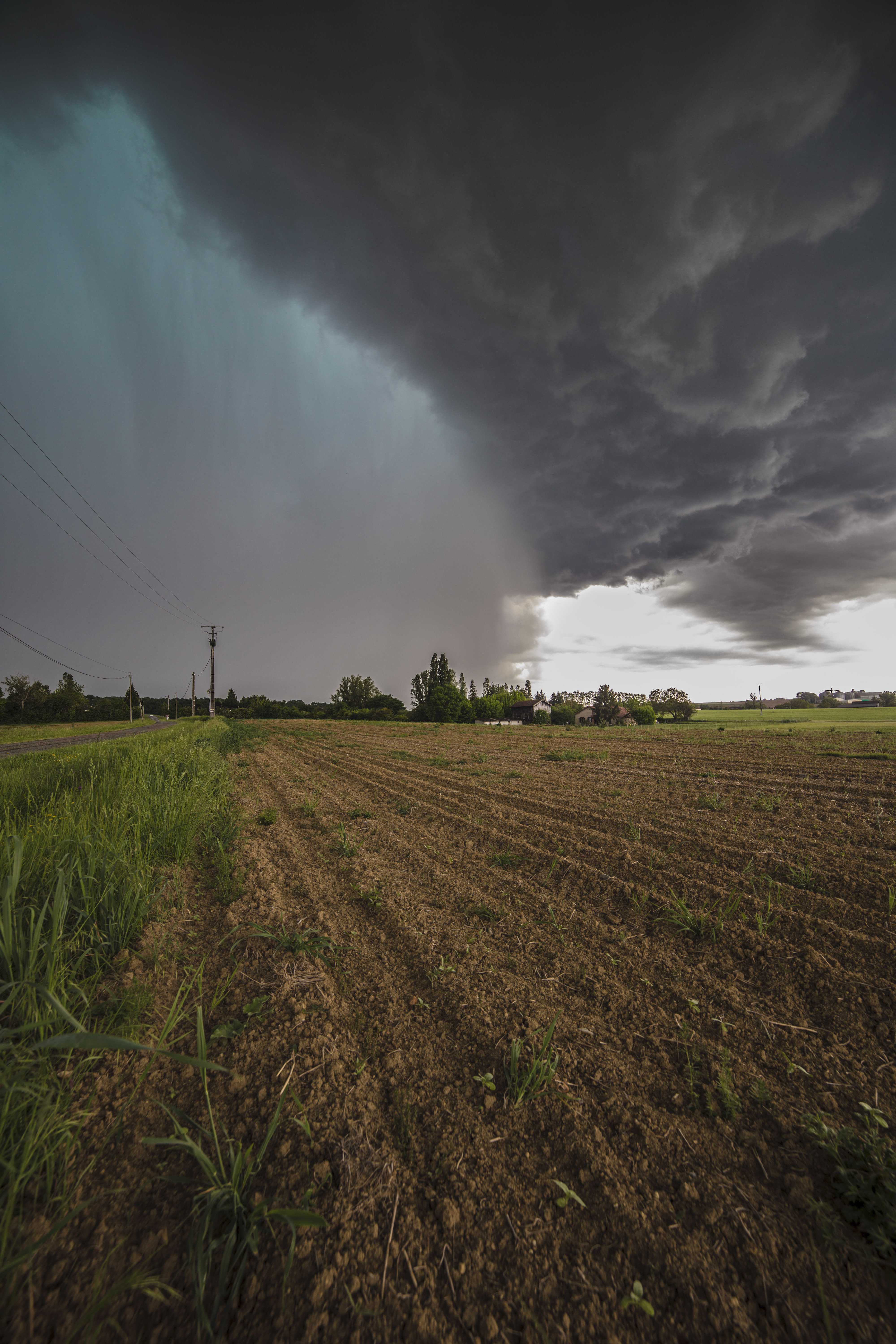 Tonnerre incessant, grêlons jusqu'à 4 cm sous cet orage bien actif en plein split du coté de Villeneuve-sur-Lot (47) aujourd'hui. - 06/05/2023 18:20 - Paul JULIEN