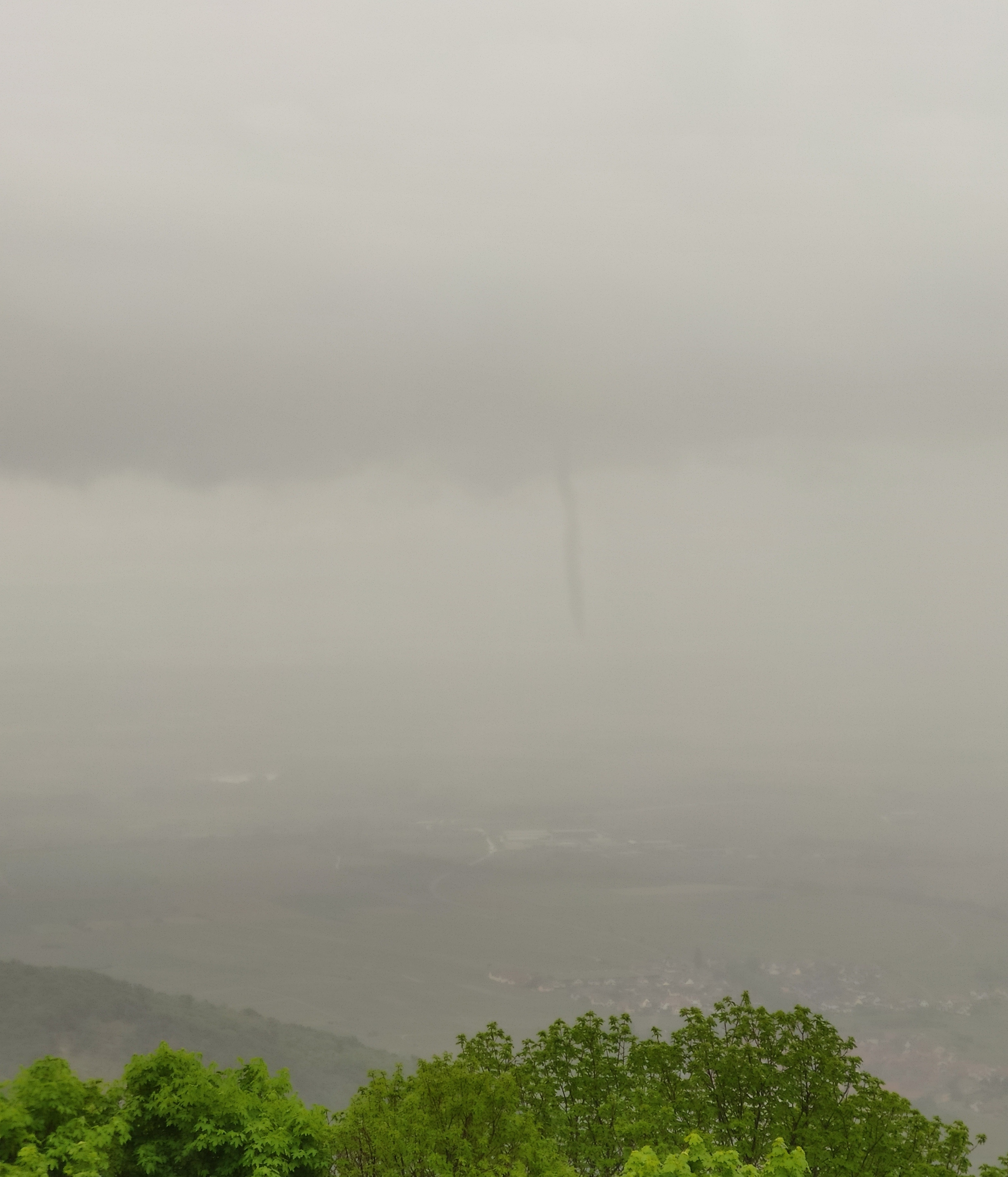 Apparition d'un tuba/tornade visible depuis le Haut-Koenigsbourg, en Alsace - 06/05/2026 12:40 - Gilles Vincent